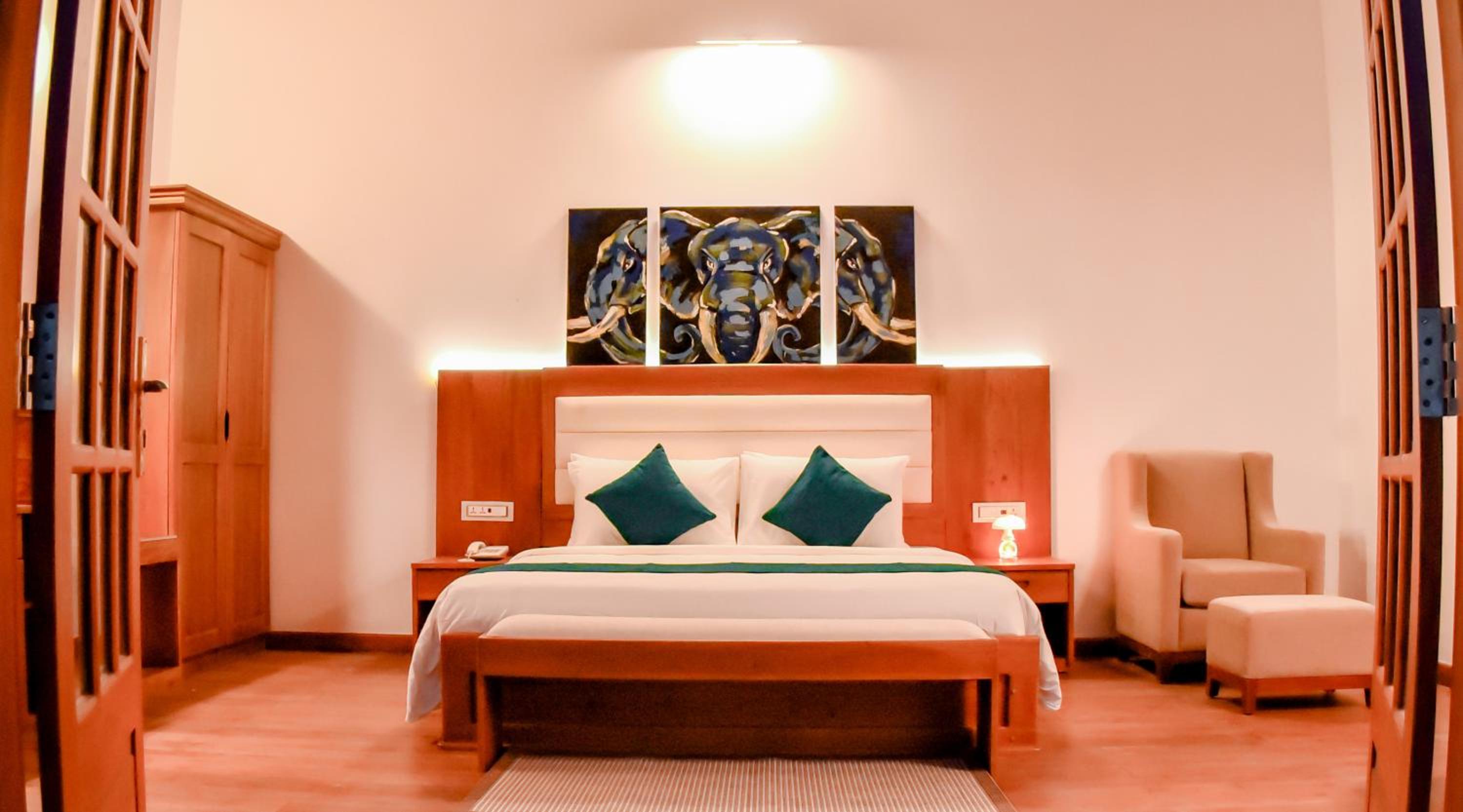 Superior Suite - Photo 8