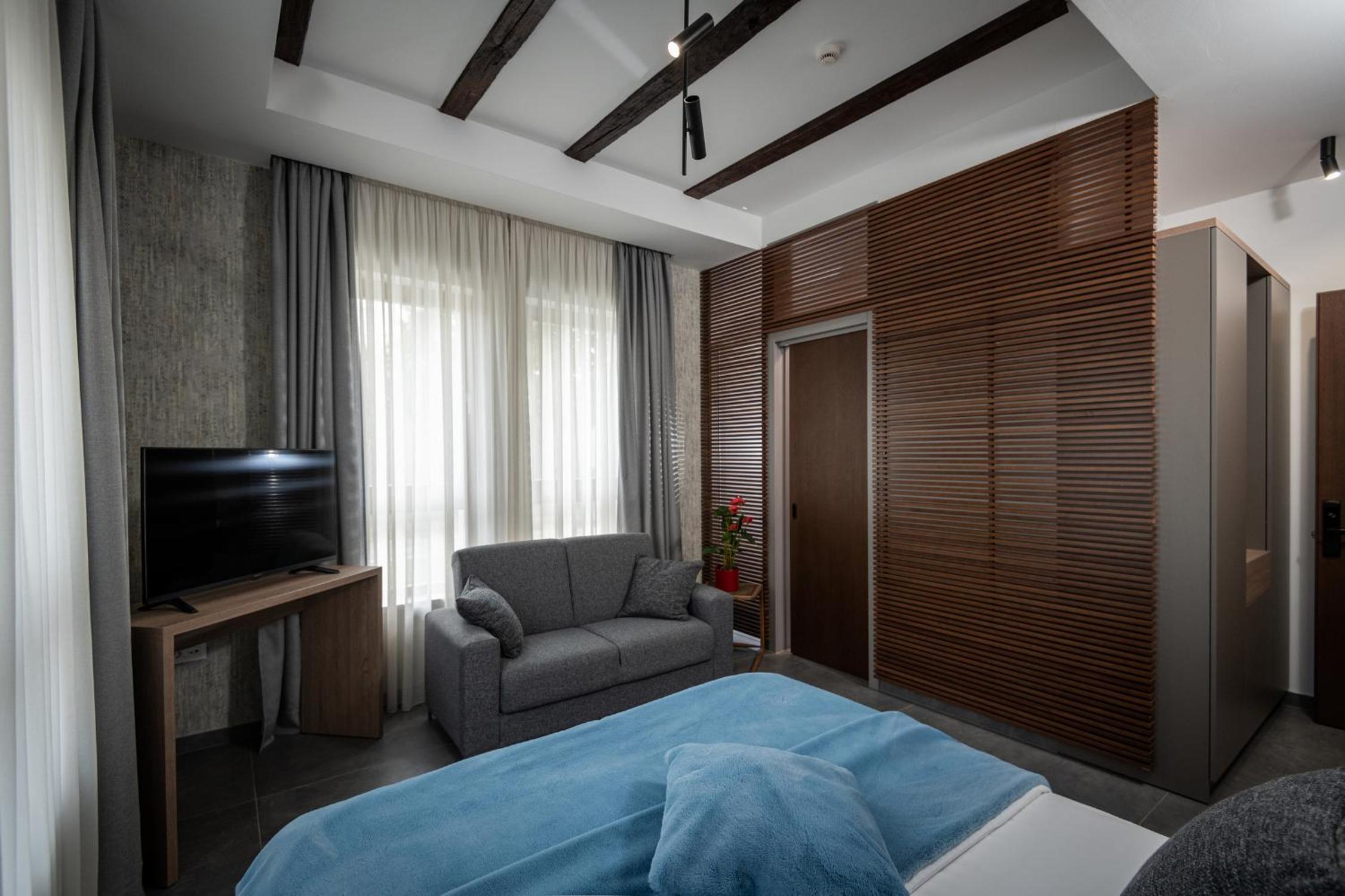 Deluxe Double Room (2 Adults + 1 Child)