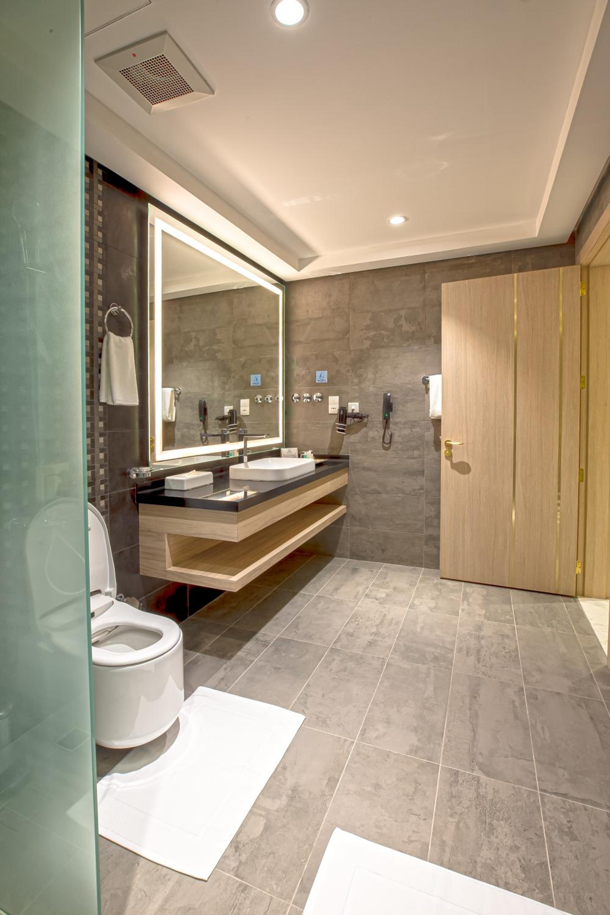 Executive Suite - Photo 2