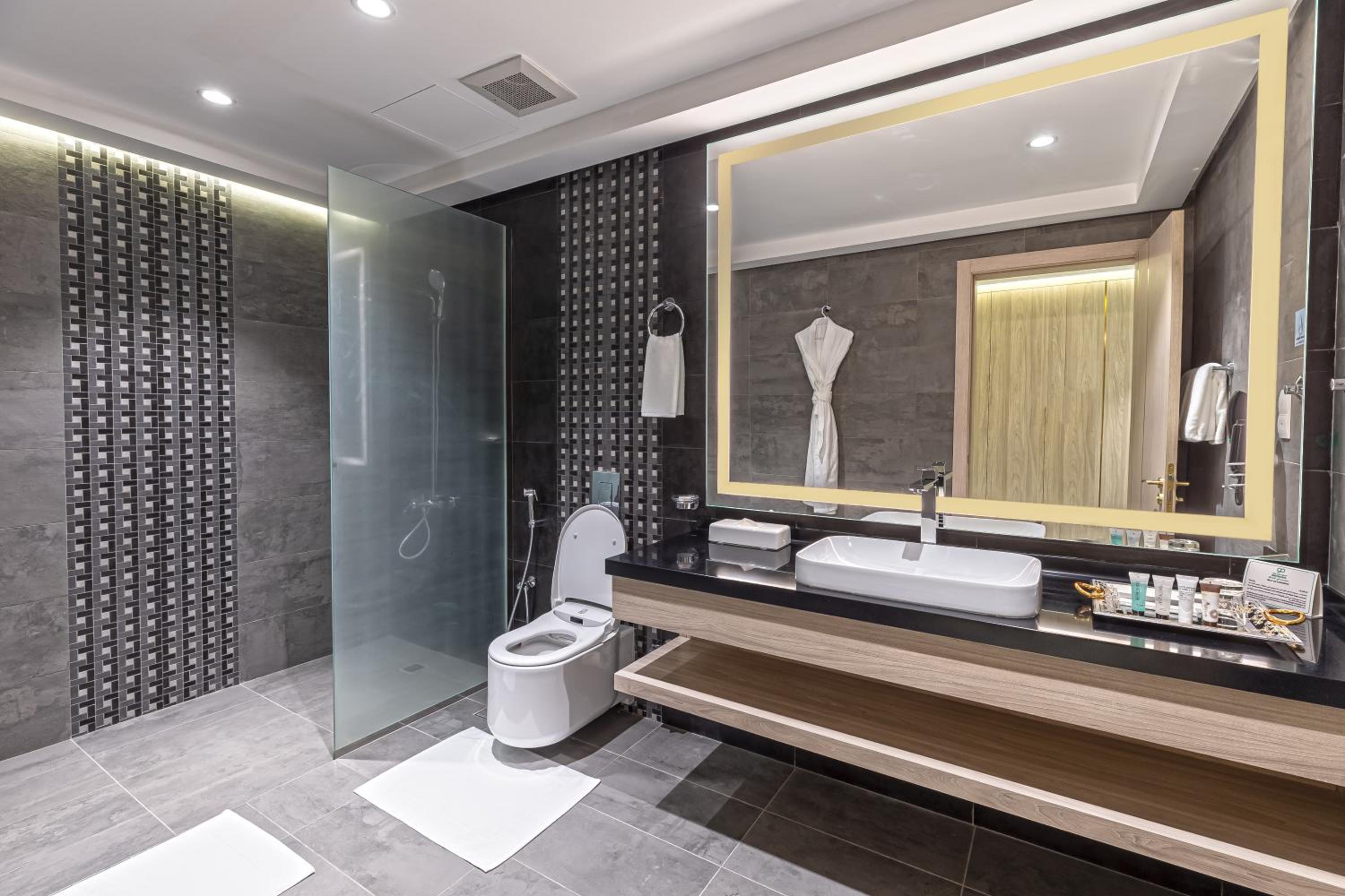 Executive Suite - Photo 6