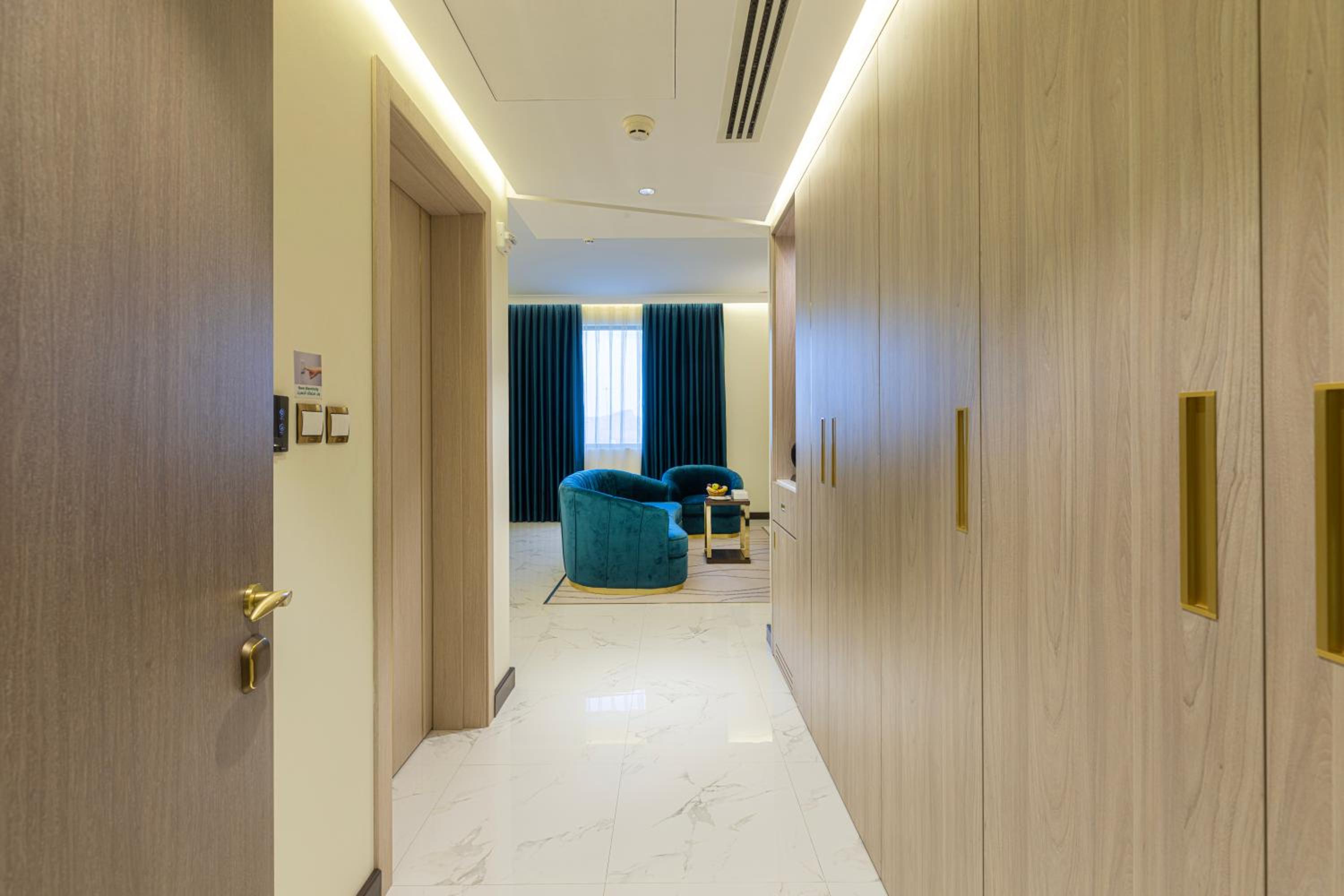 Executive Suite - Photo 4