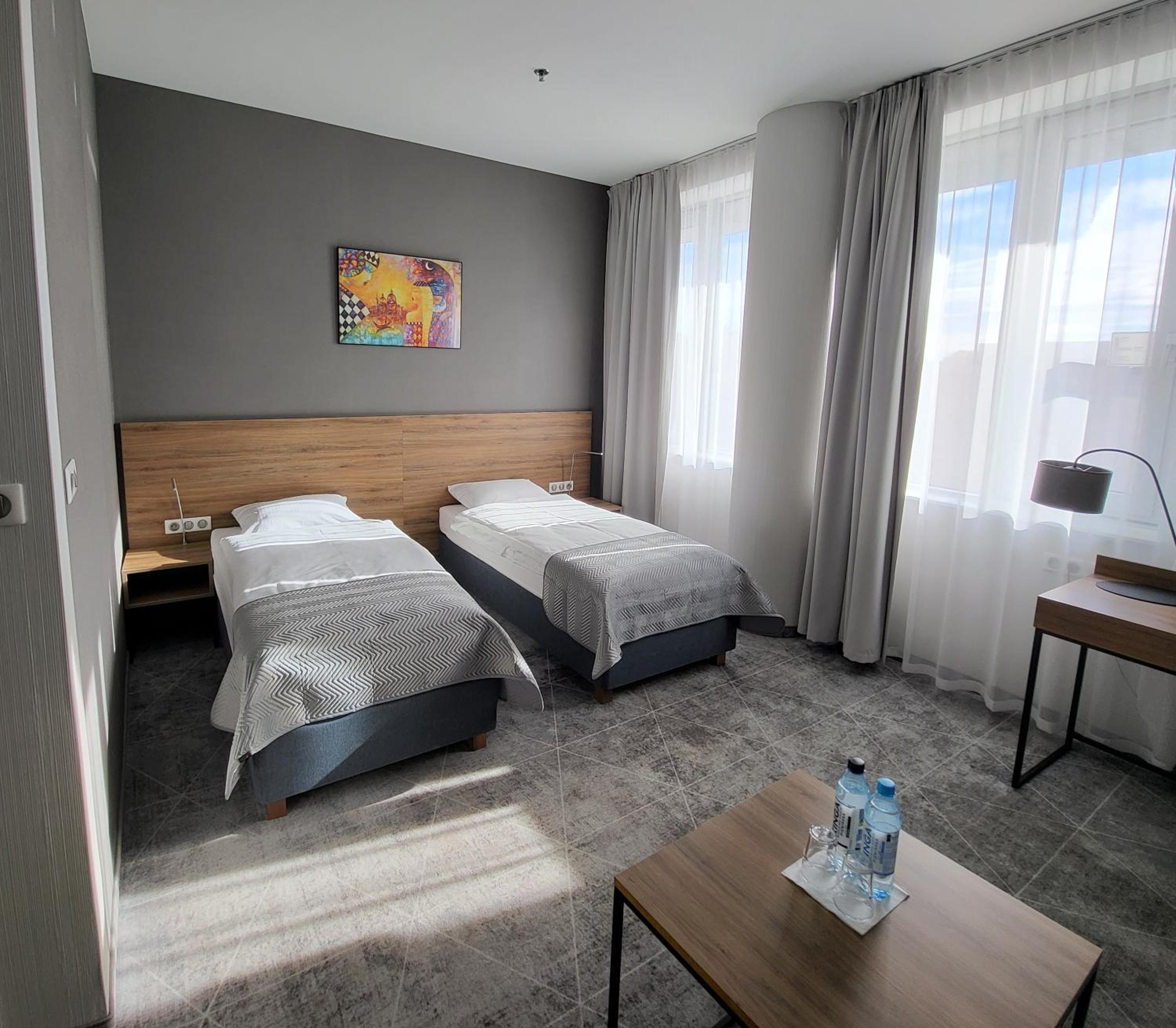 Large Twin Room - Photo 6