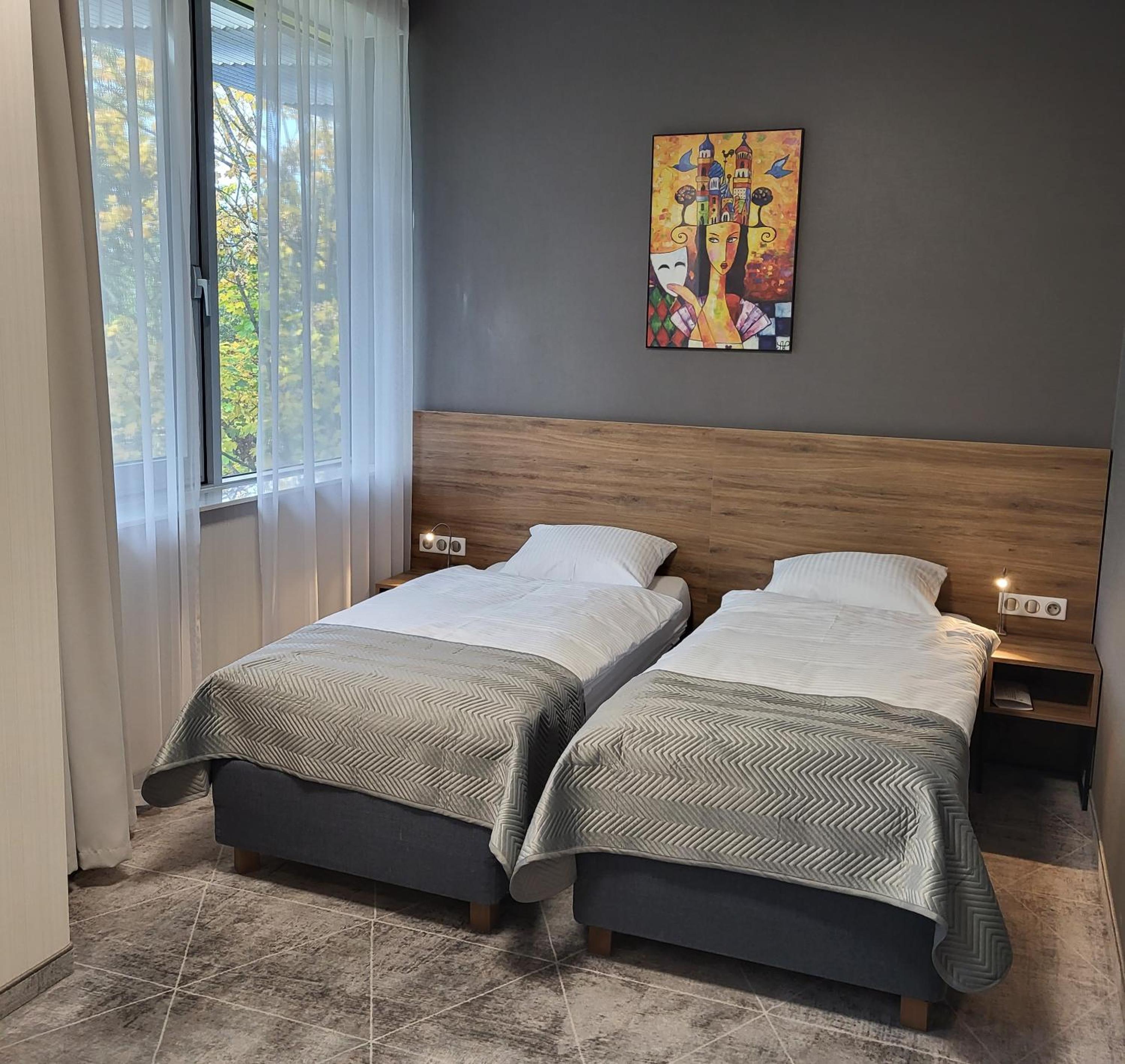 Large Twin Room - Photo 1