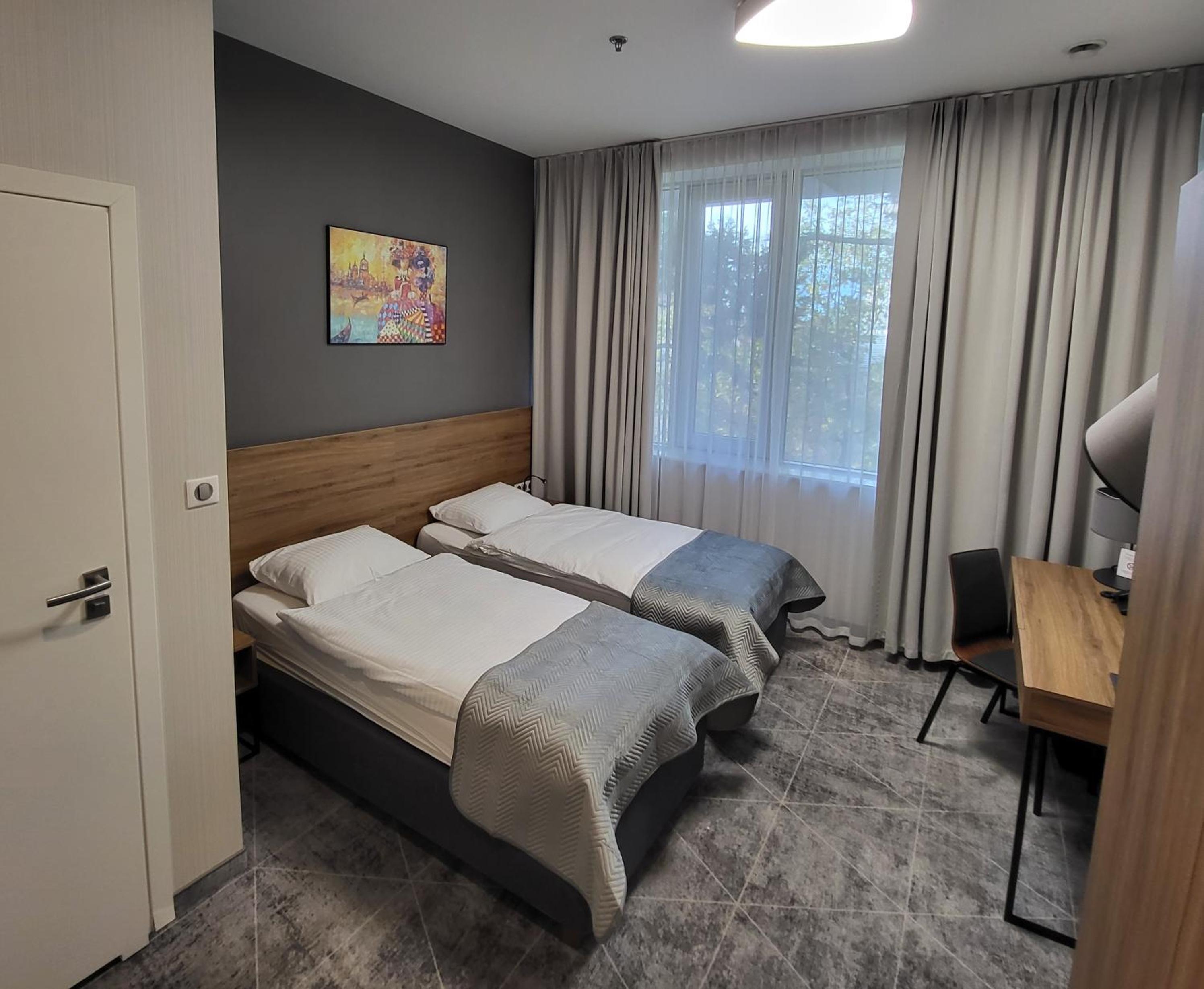Large Twin Room - Photo 3
