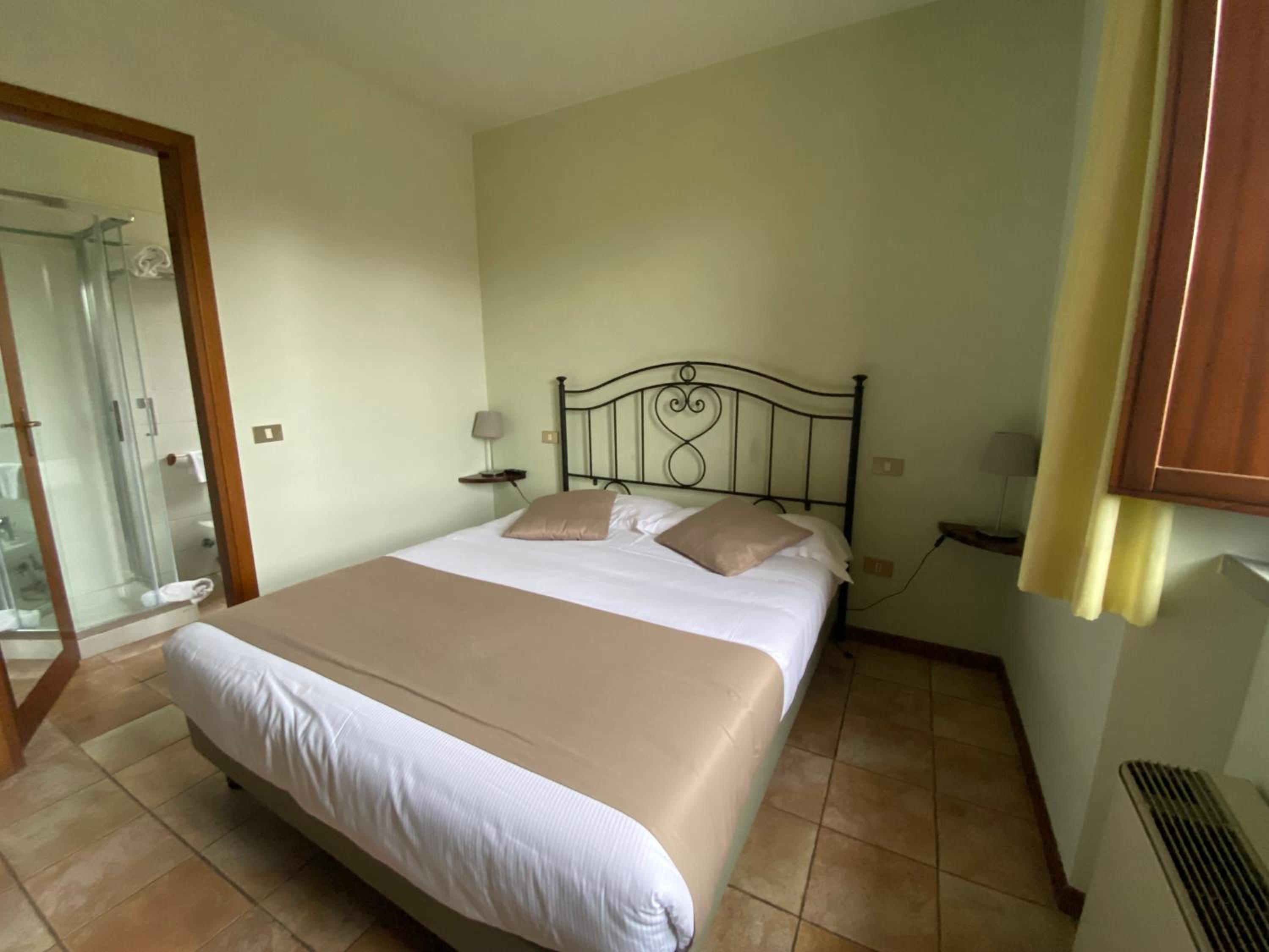 Double Room - Photo 2