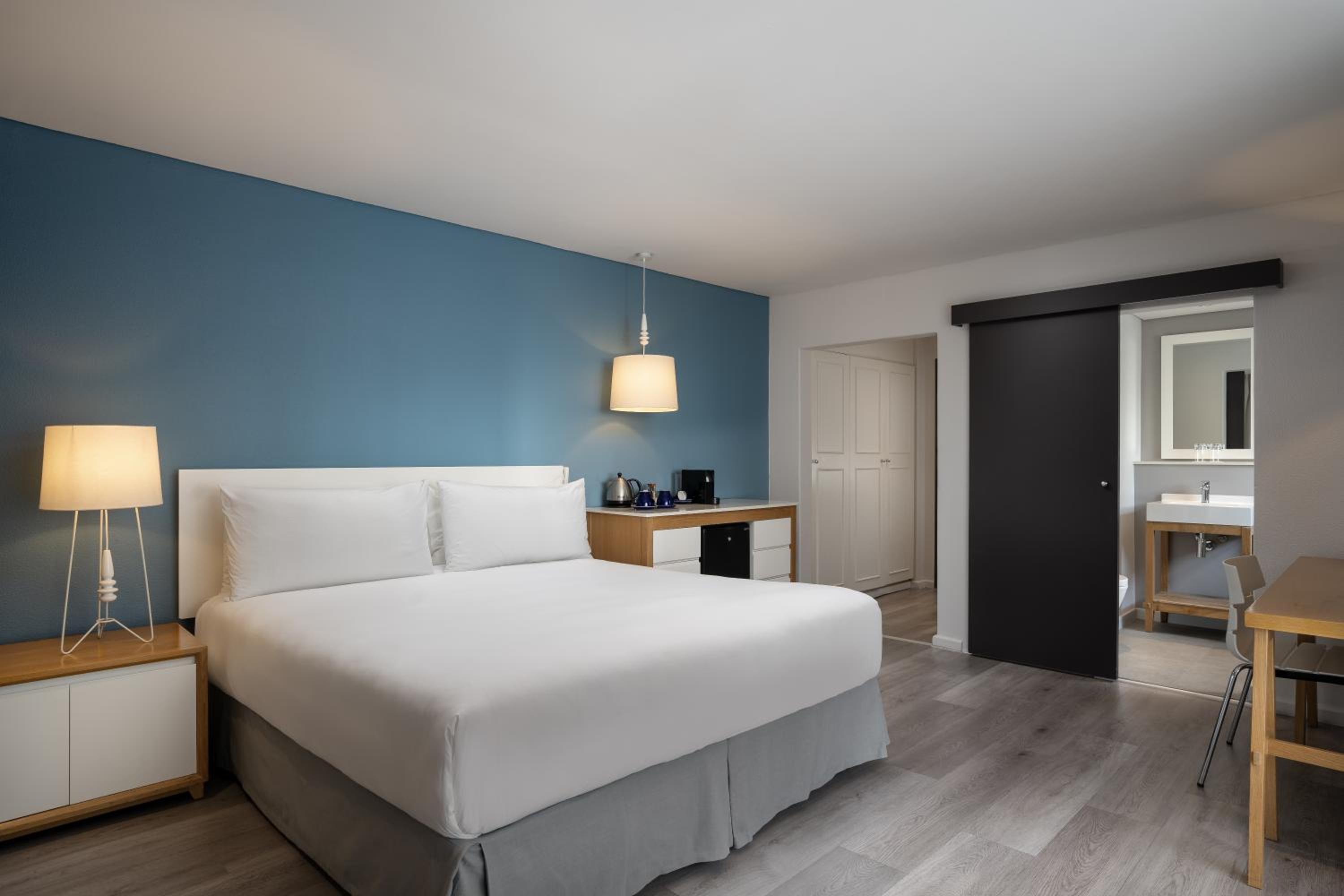 Larger Guest room, 1 King, Partial sea view, Balcony - Photo 4