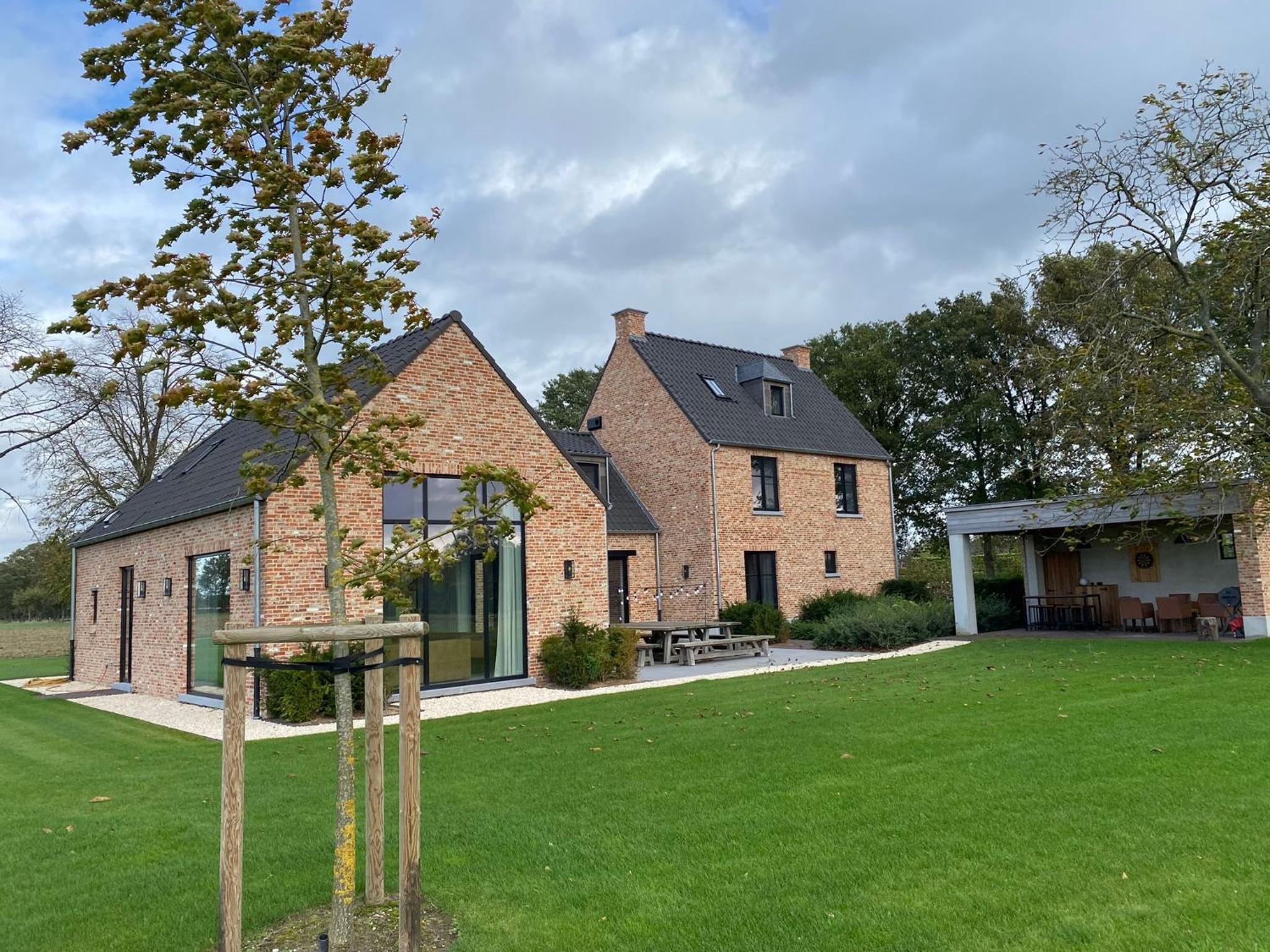 Six-Bedroom House photo 1