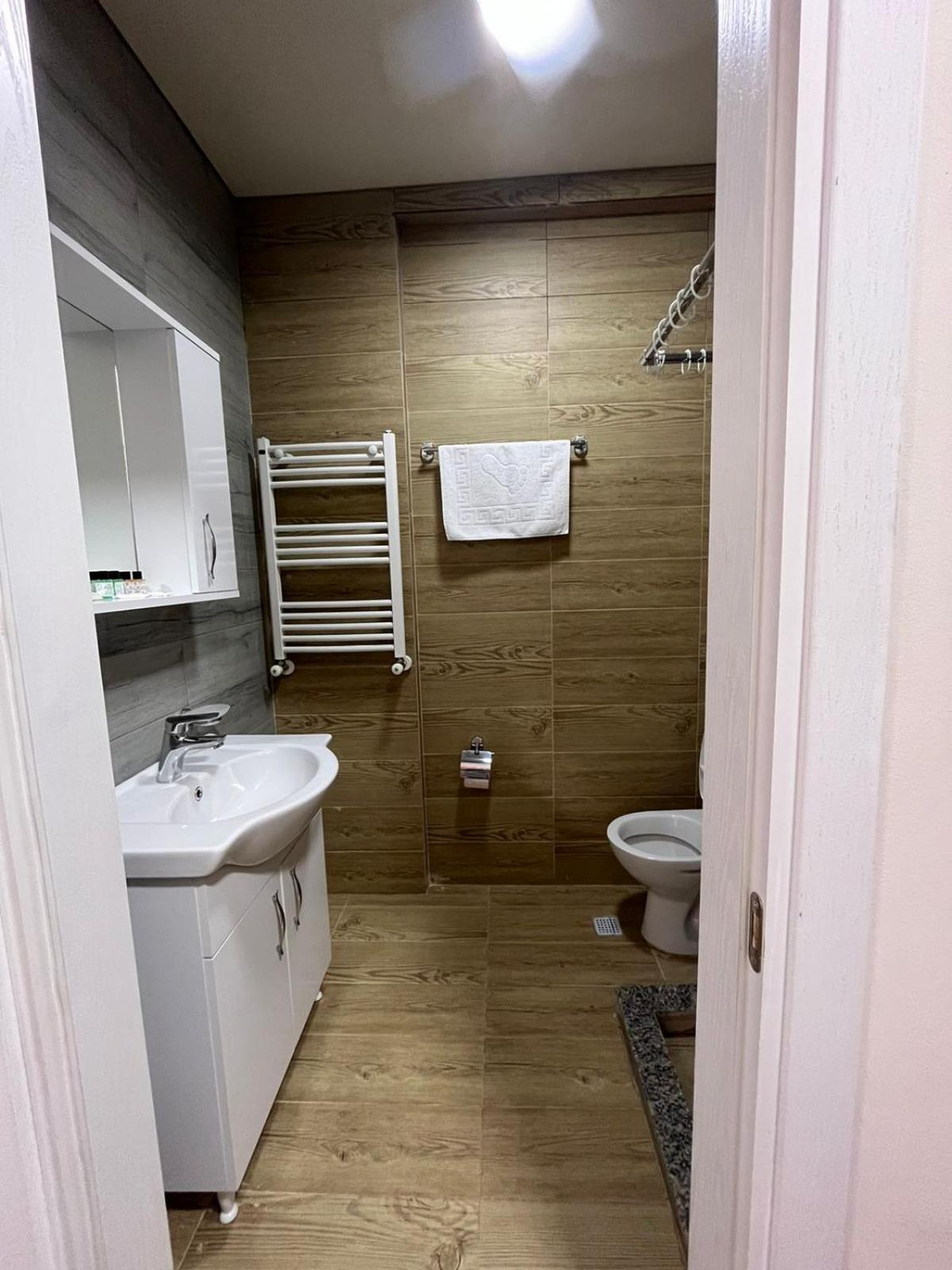 Double Room with Balcony - Photo 5