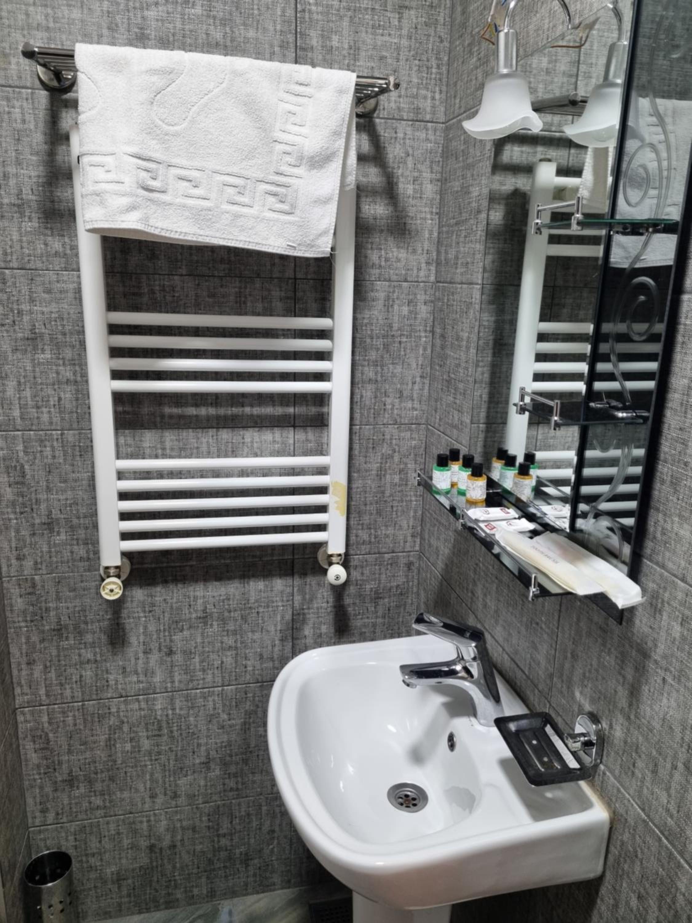 Double Room with Balcony - Photo 8