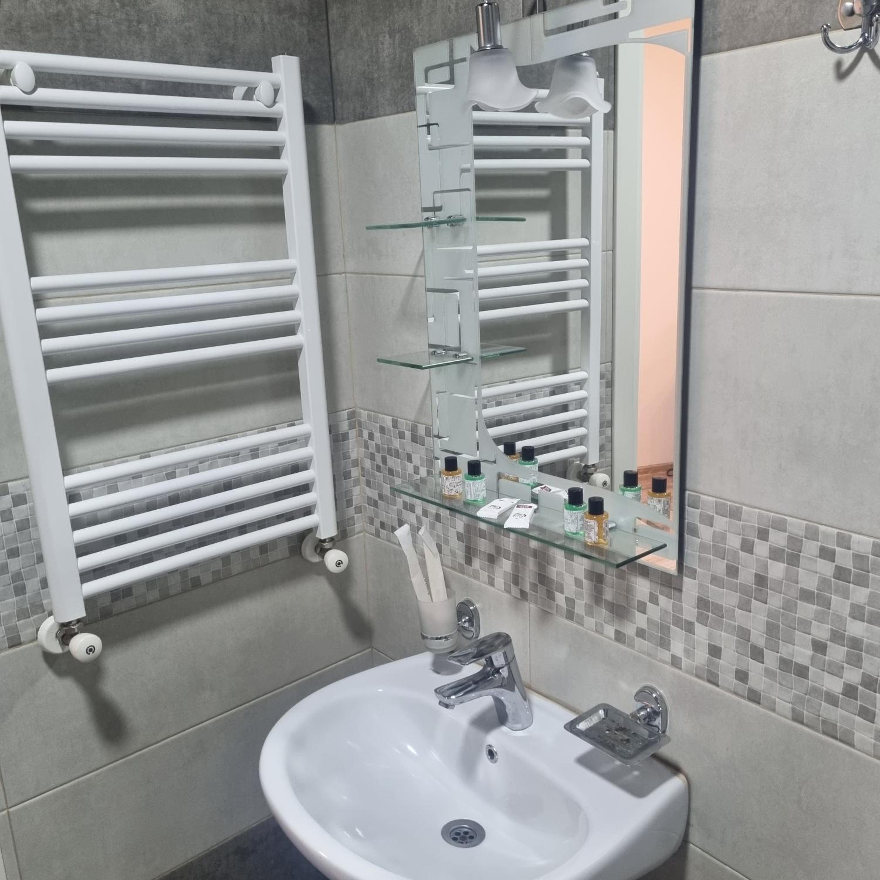 Double Room with Balcony - Photo 10