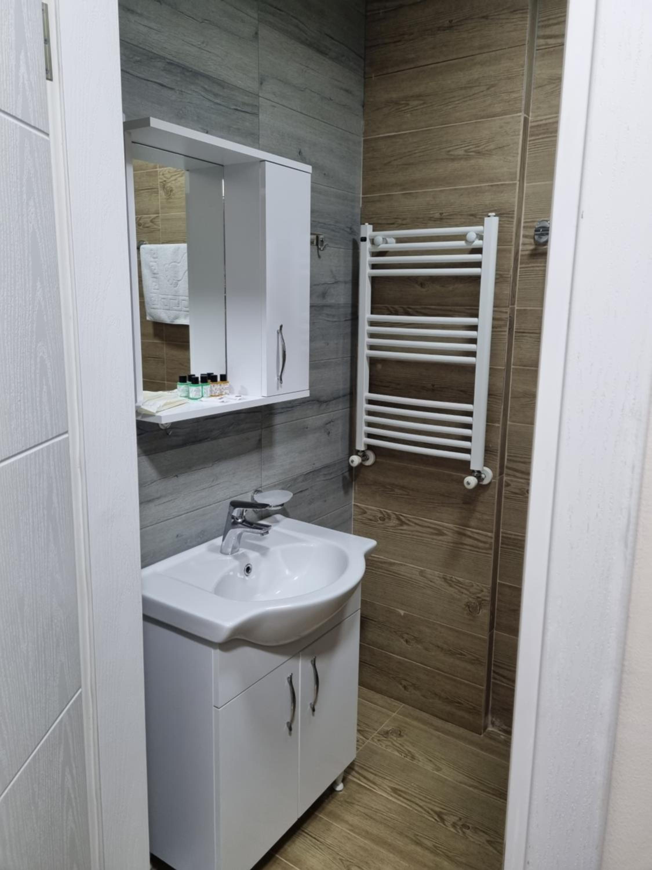 Double Room with Balcony - Photo 23