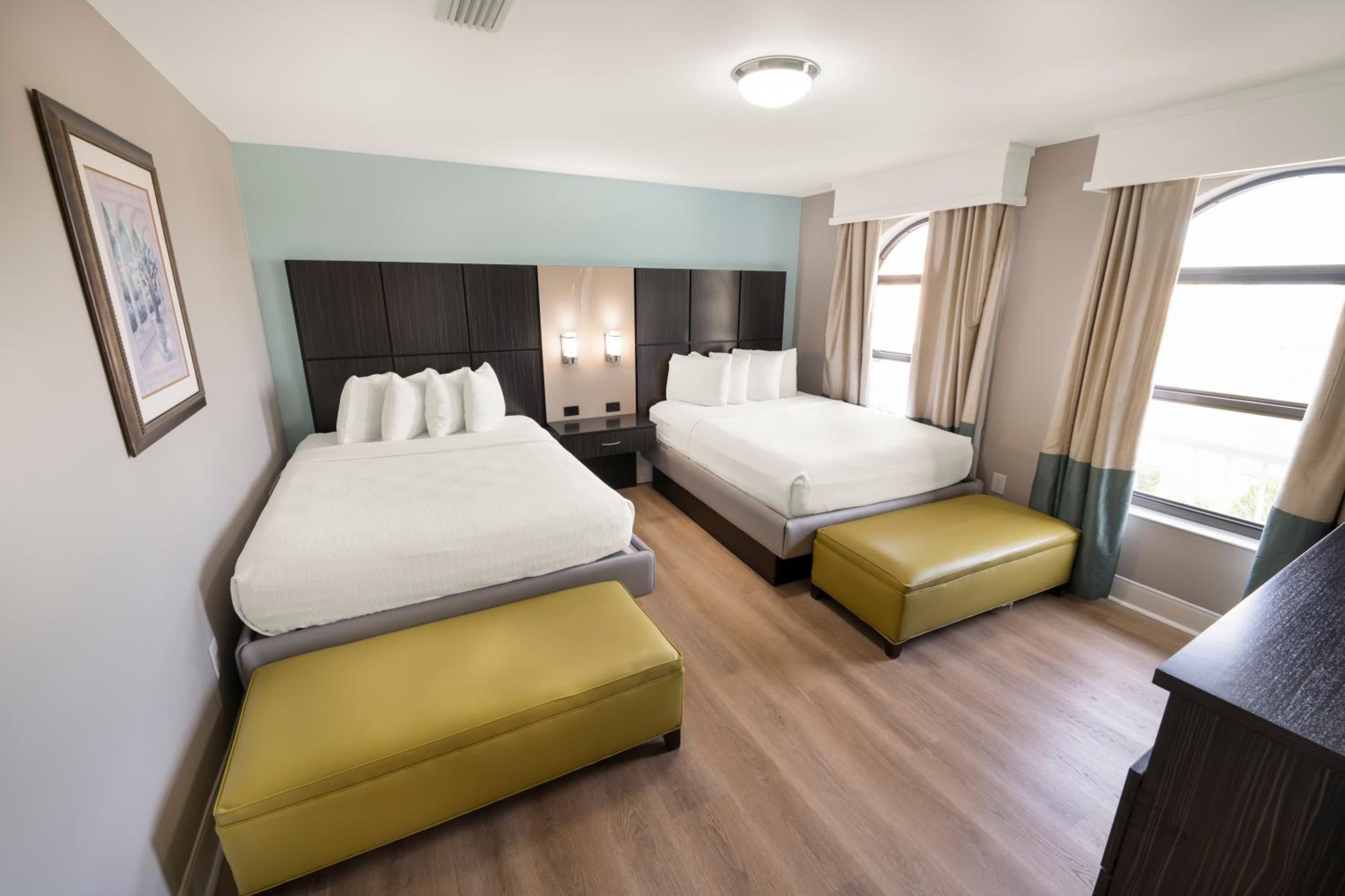 Family Suite with One King Bed and Two Queen Beds - Non-Smoking photo 1