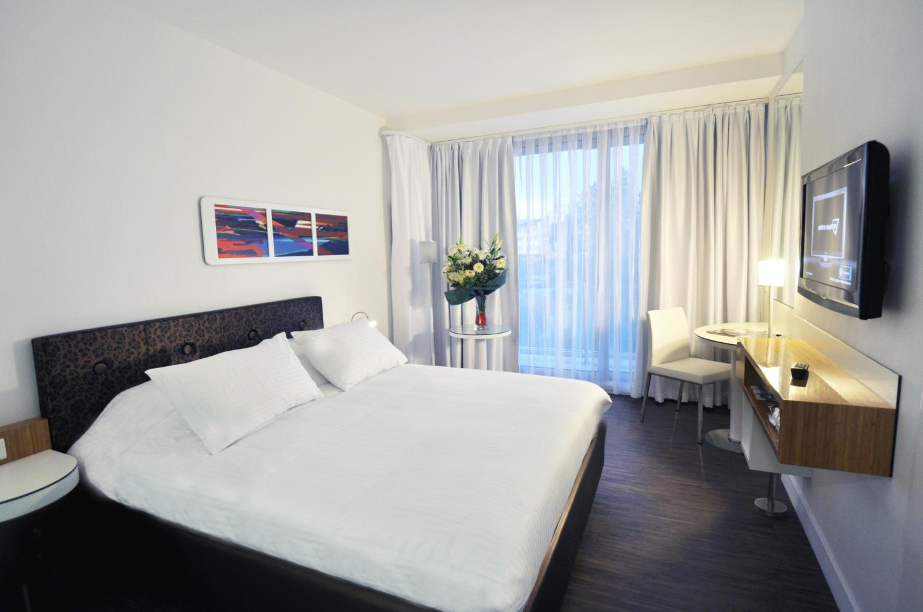 Standard Double Room - Photo 11