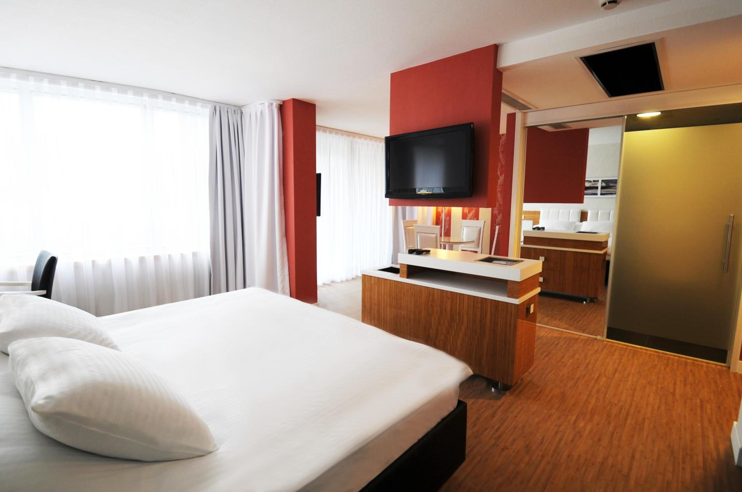 Corner Suite - Photo 20
