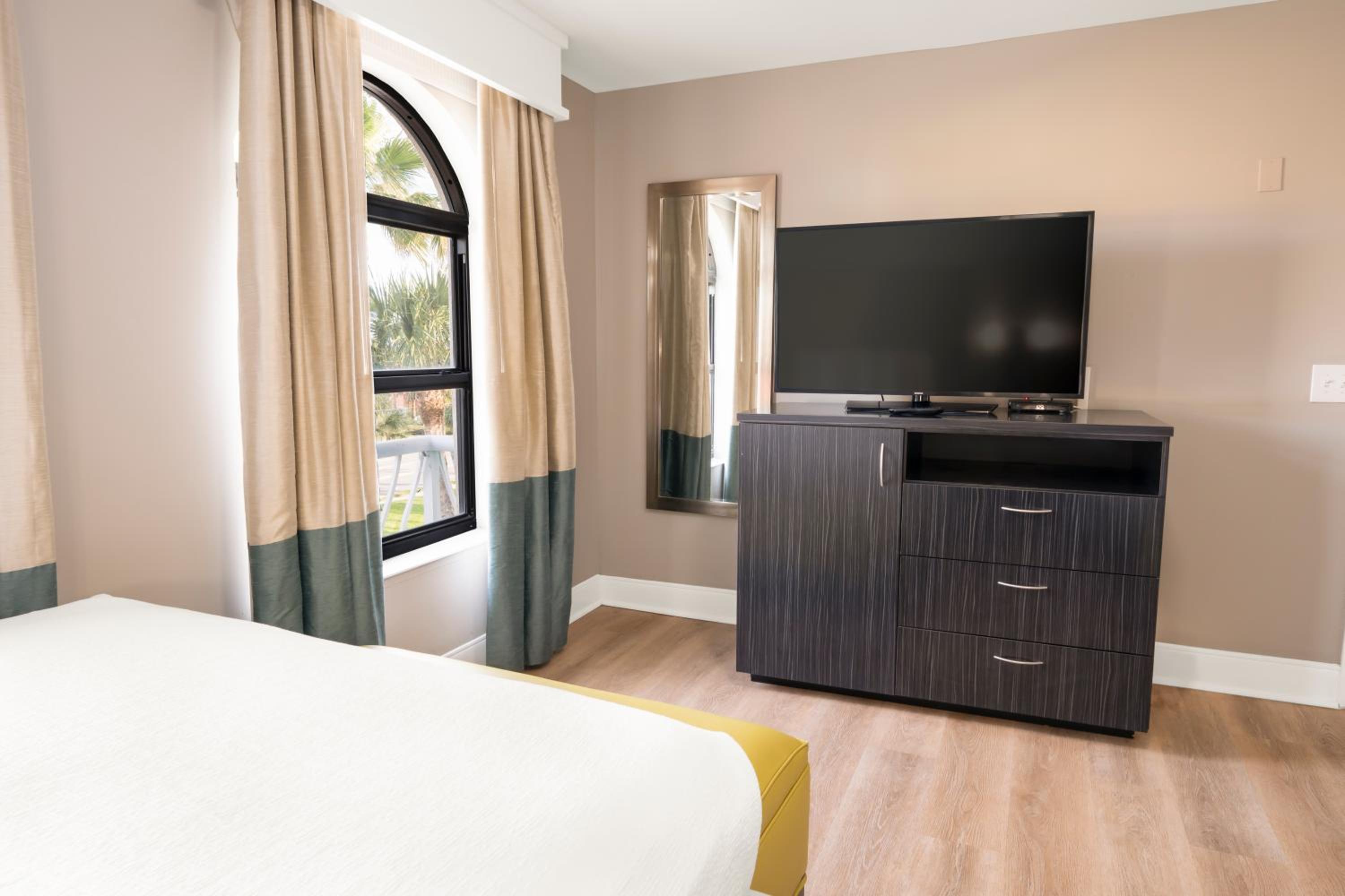 Family Suite with One King Bed and Two Queen Beds - Non-Smoking photo 3