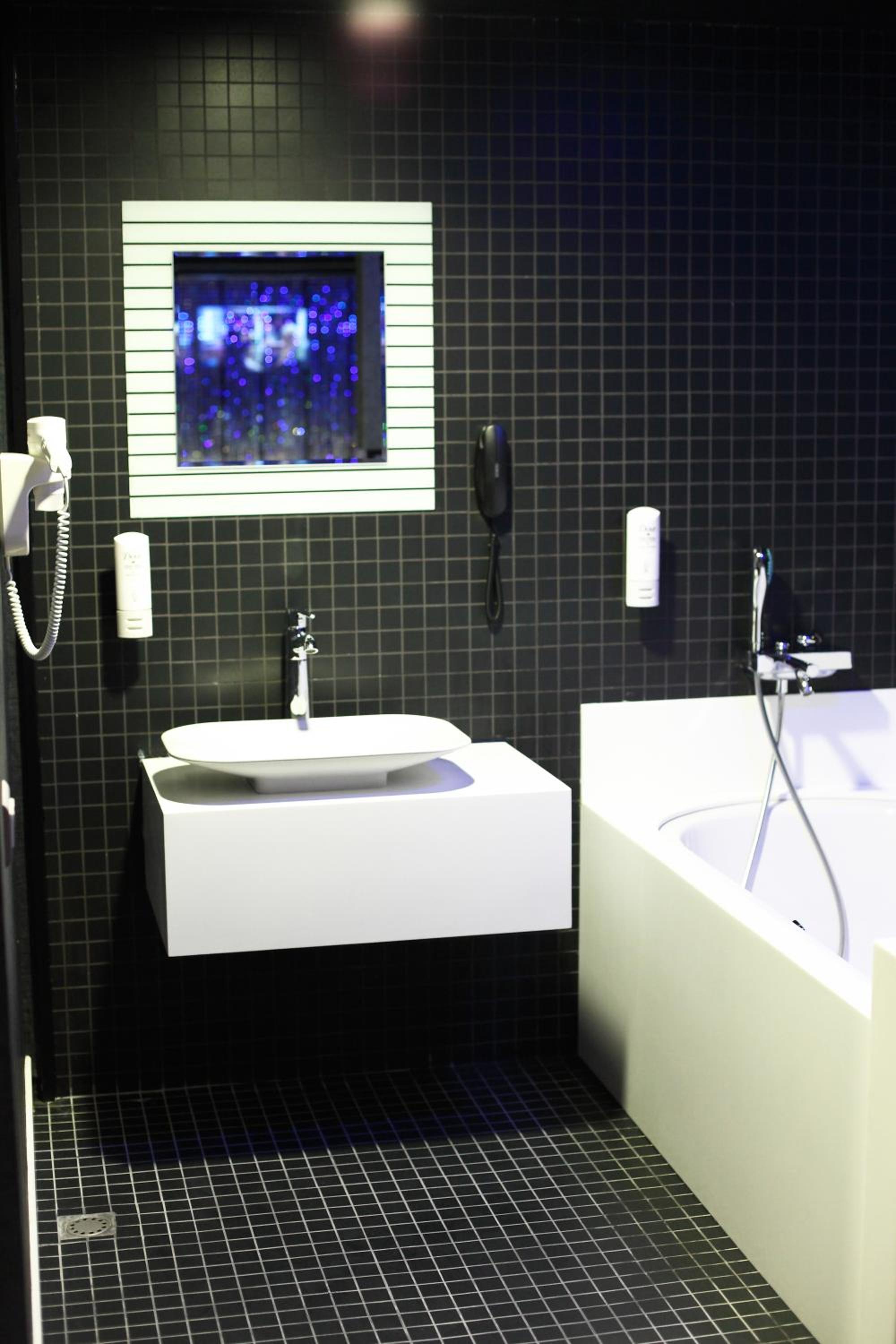 Premium Double Room - Photo 8