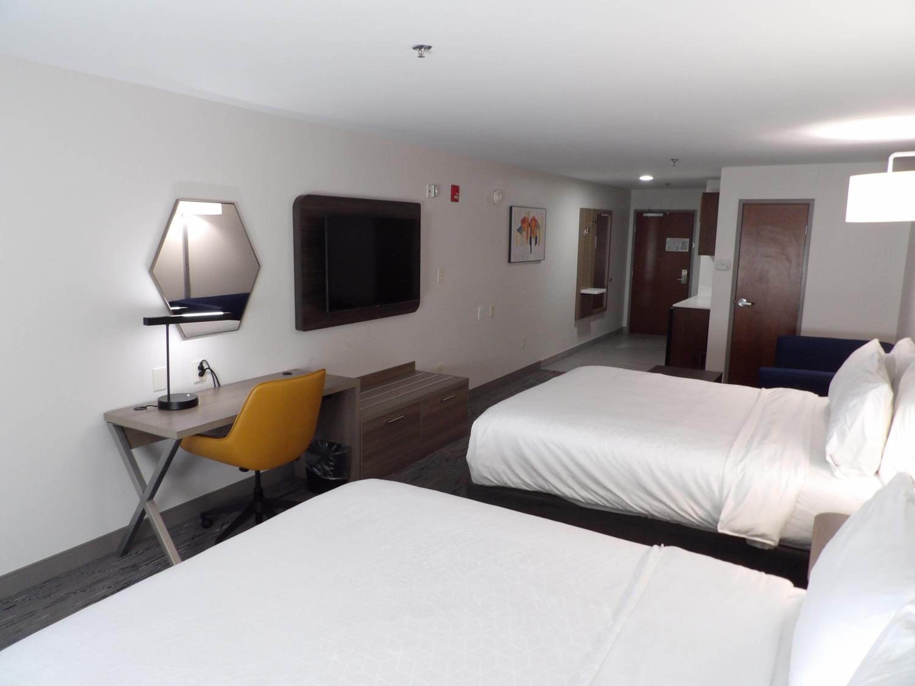 Suite with Two Queen Beds - Communications Access - Photo 1