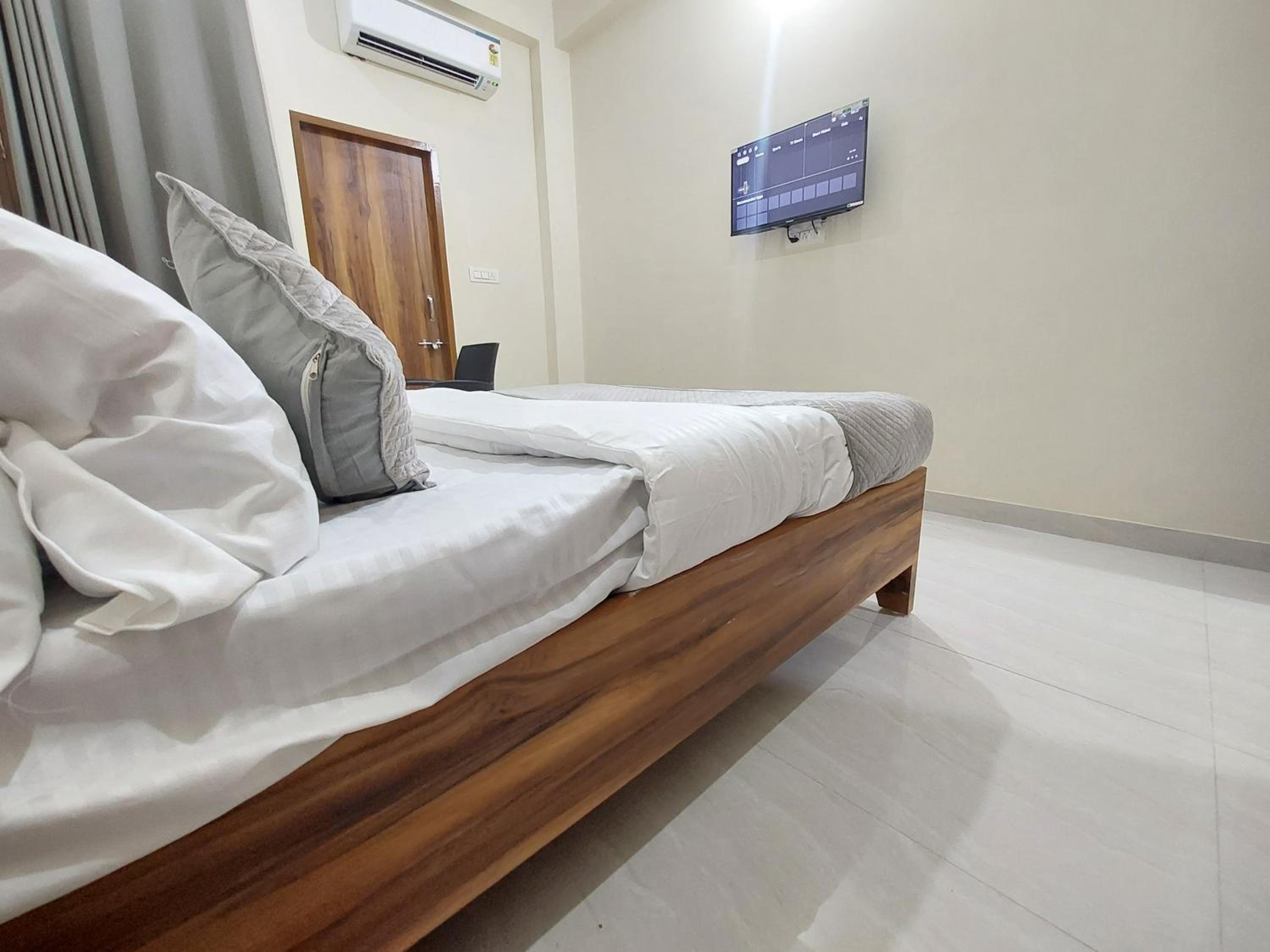 Deluxe Double Room (2 Adults + 1 Child)