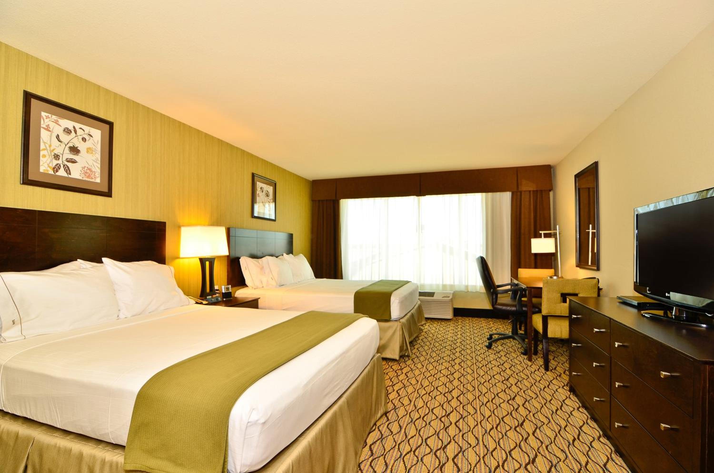 Standard Queen Room with Two Queen Beds - Photo 10