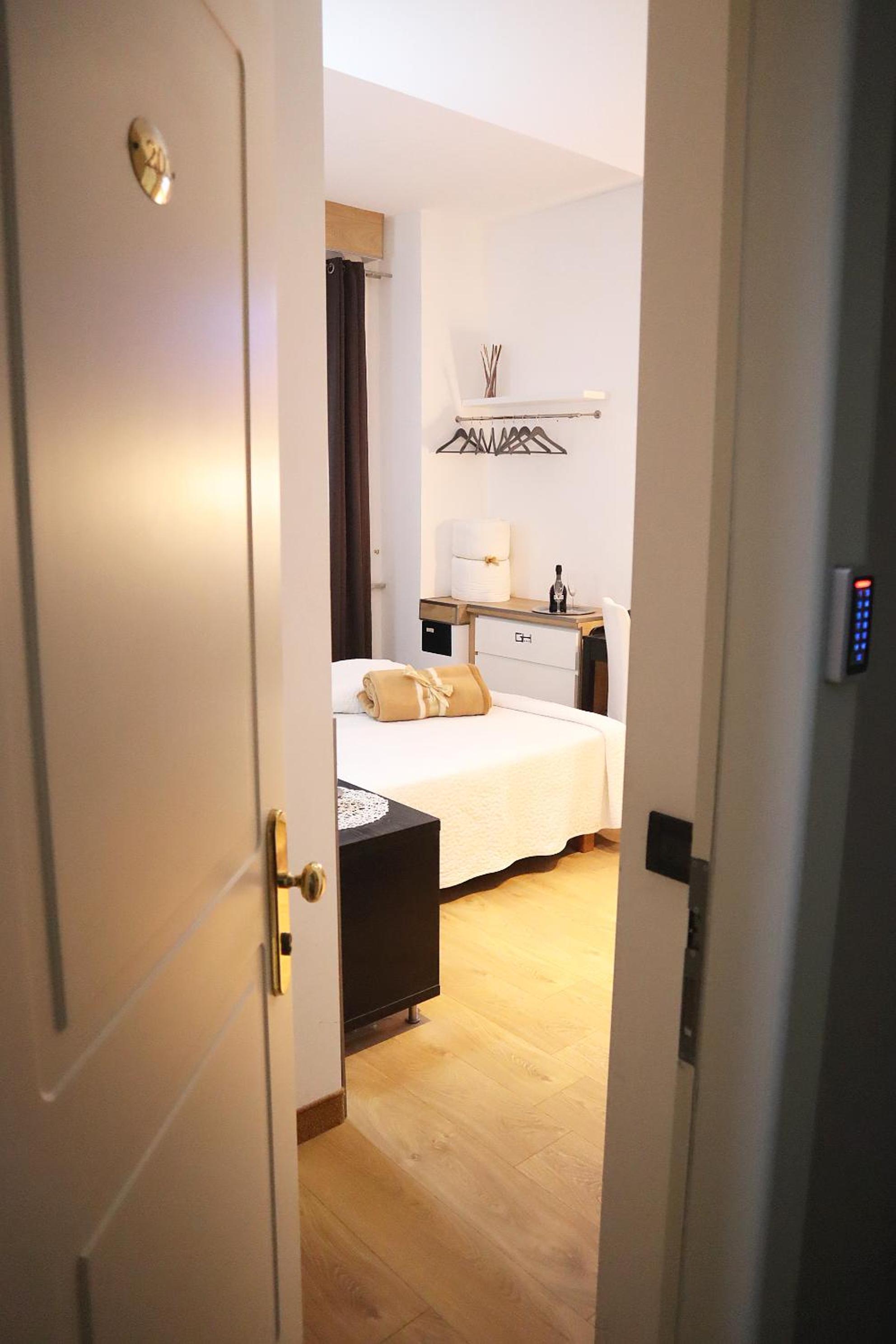 King Double Room - Photo 7