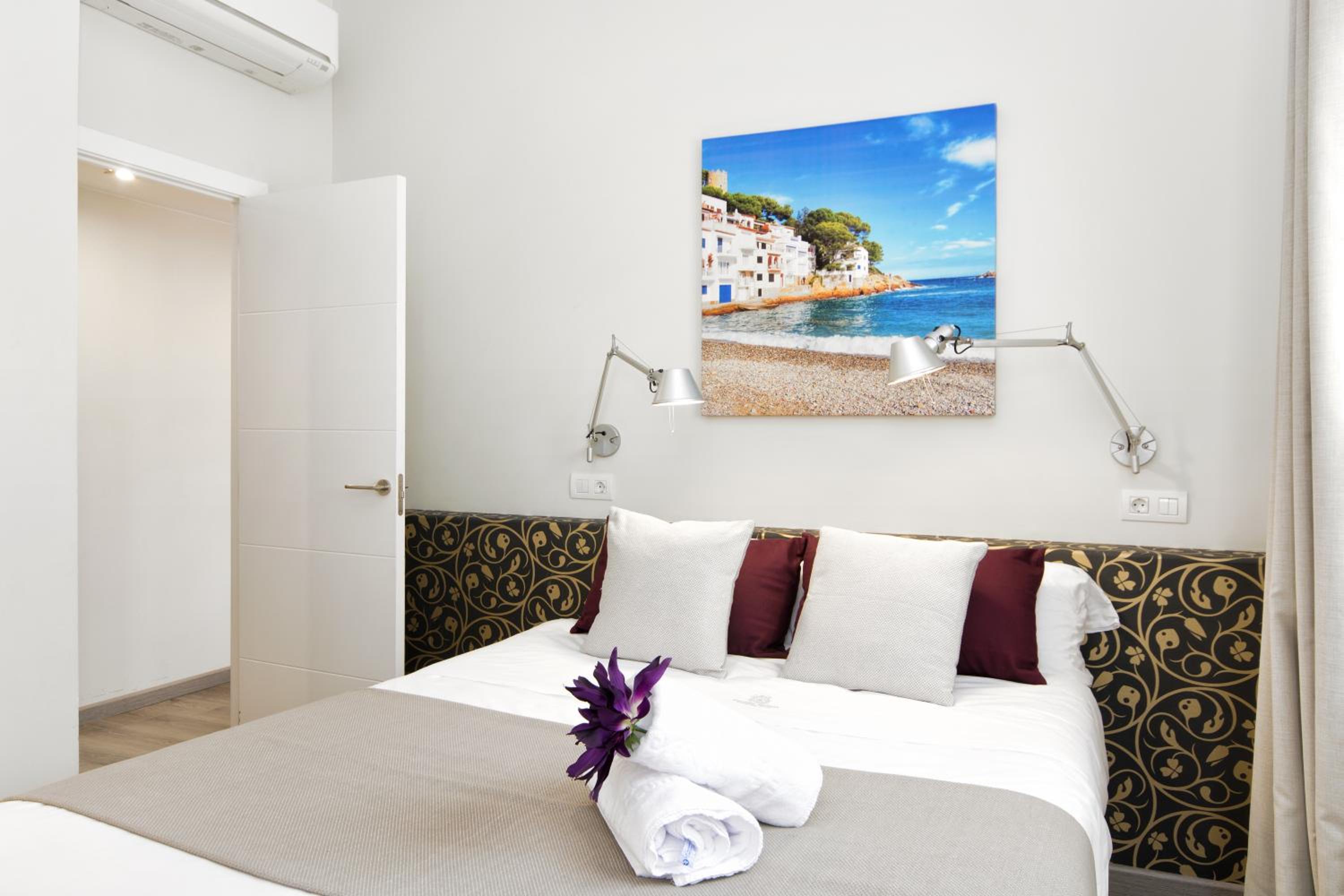 Three-Bedroom Apartment with Terrace photo 3