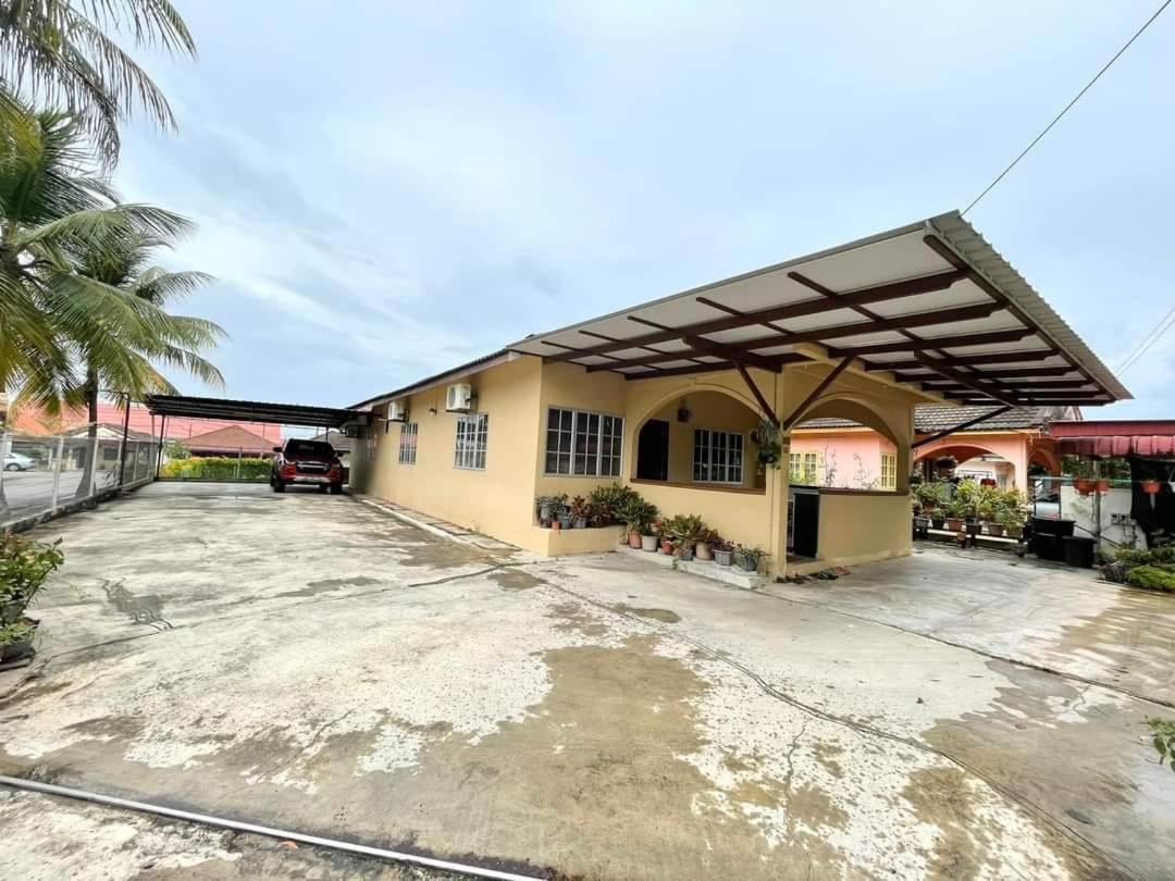 Three-Bedroom House photo 3