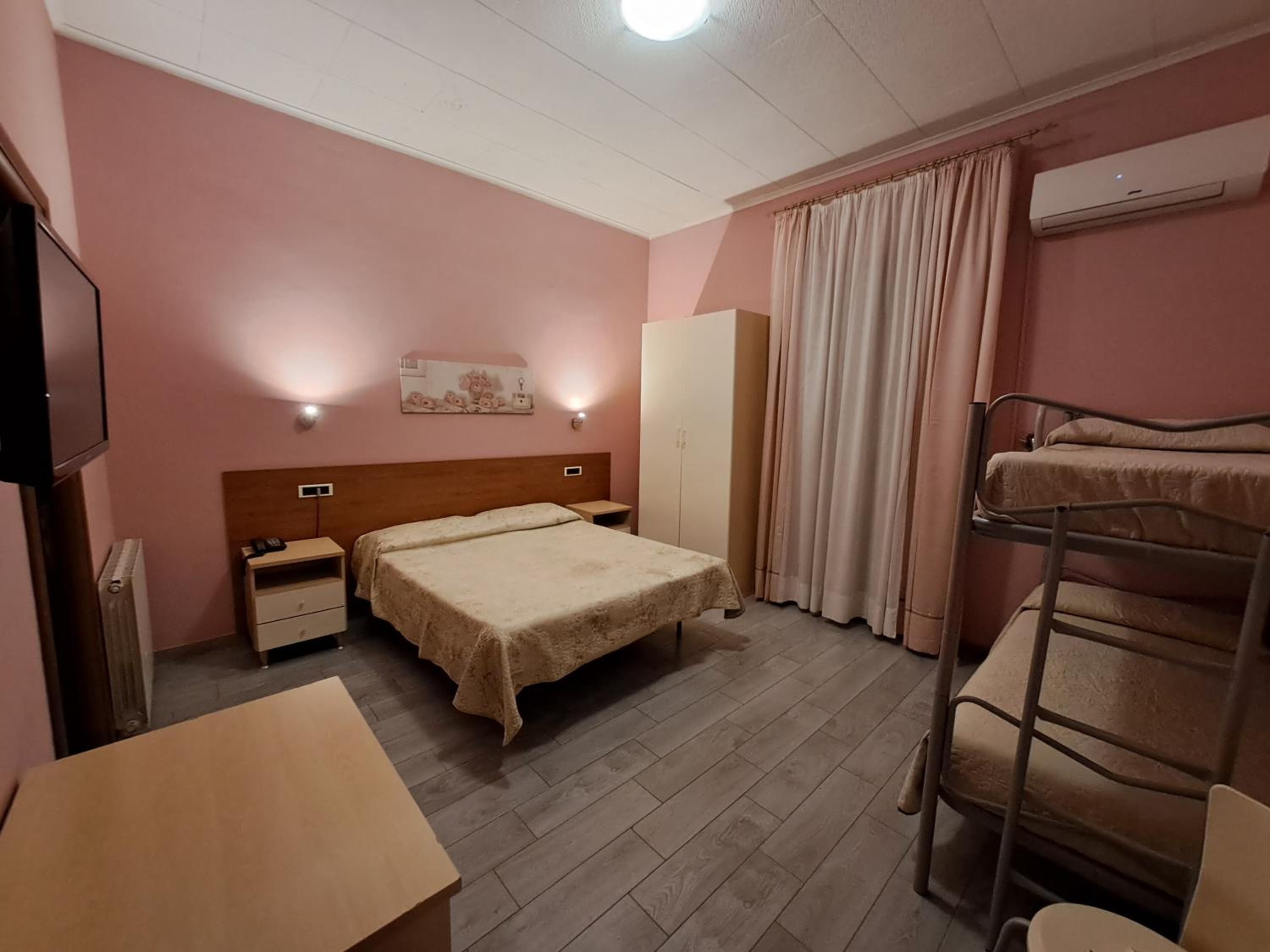 Quadruple Room - Photo 1
