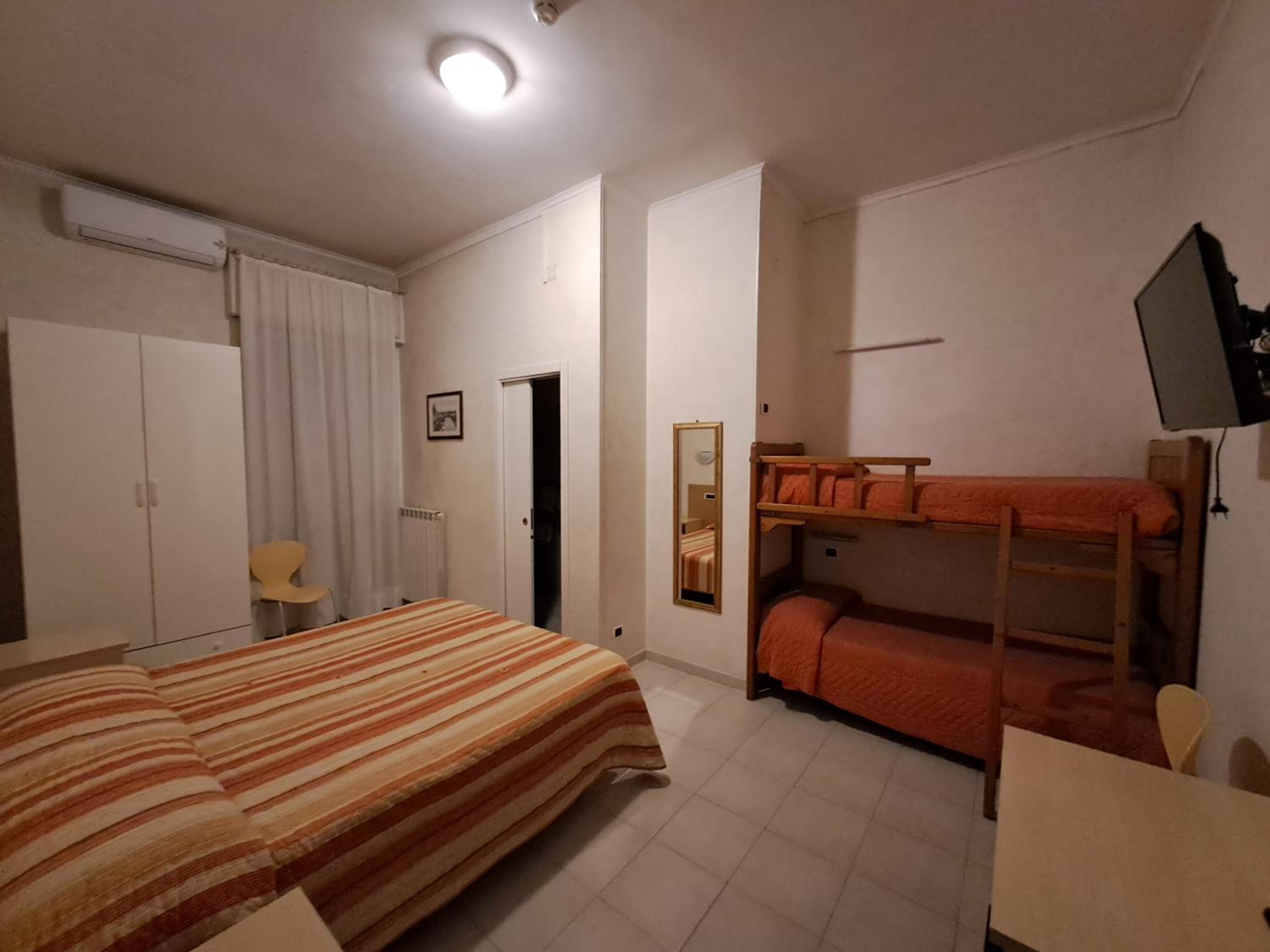 Quadruple Room - Photo 2