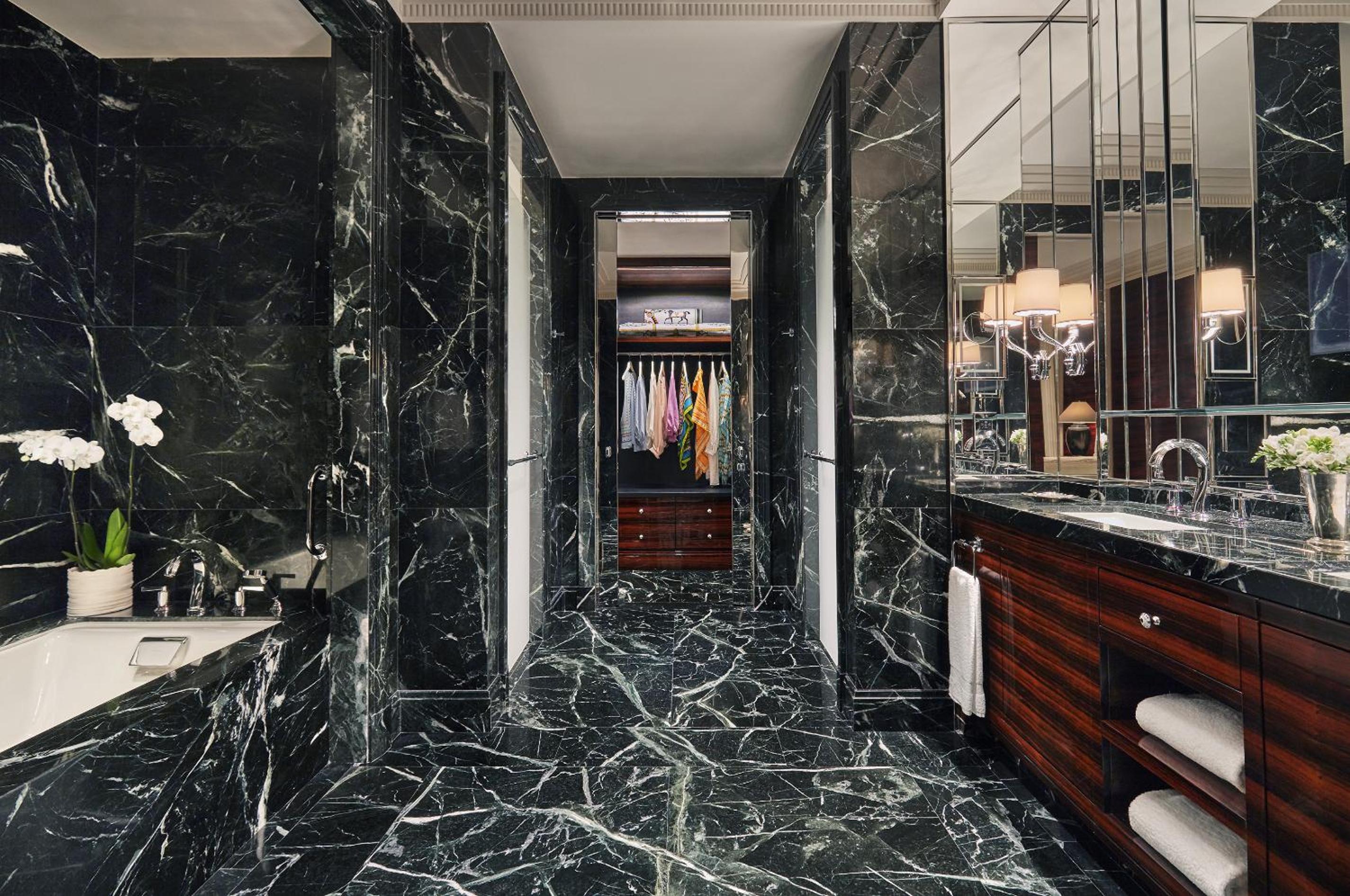  Deluxe Suite King photo 2