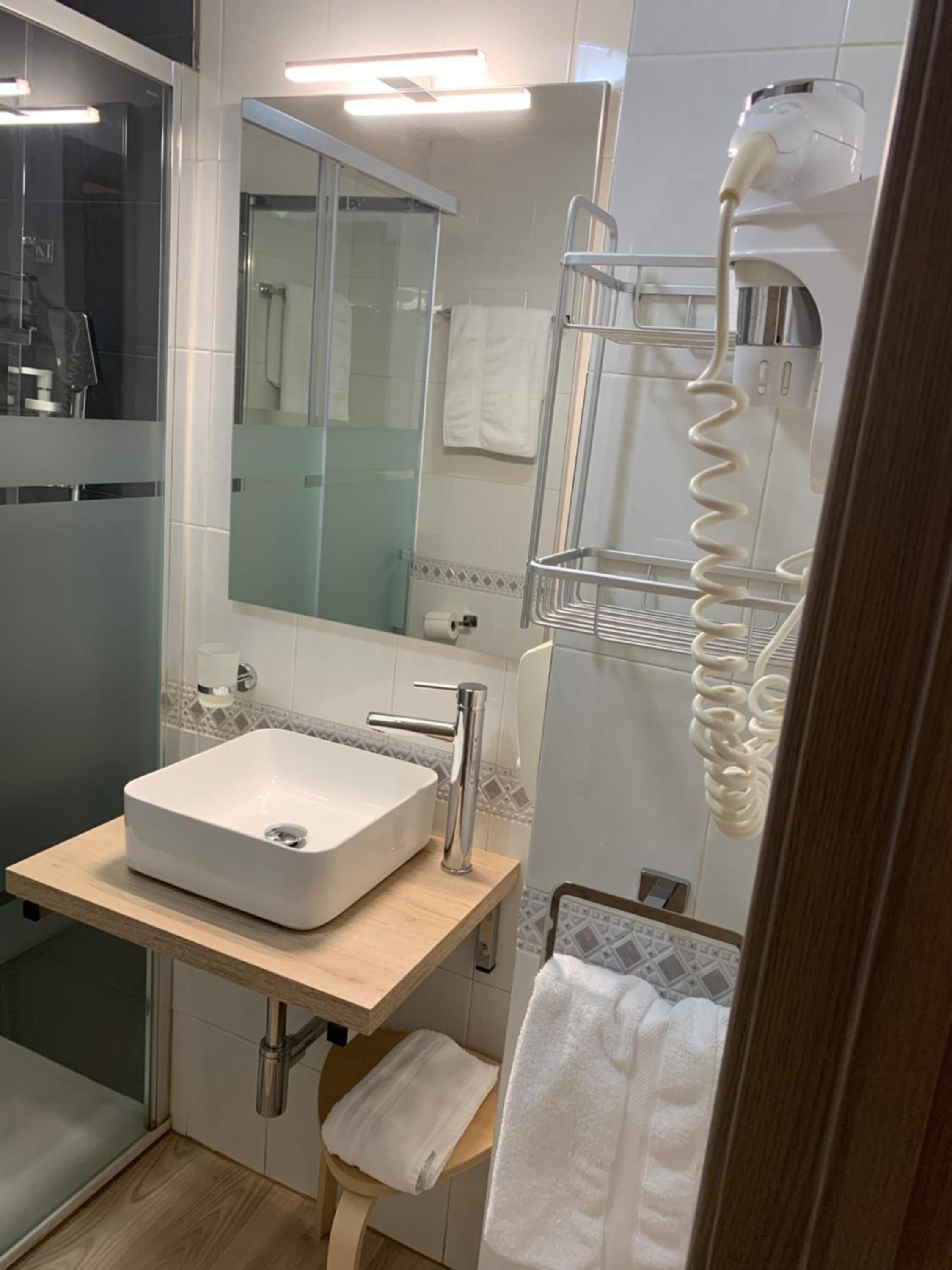 Double Room - Photo 7