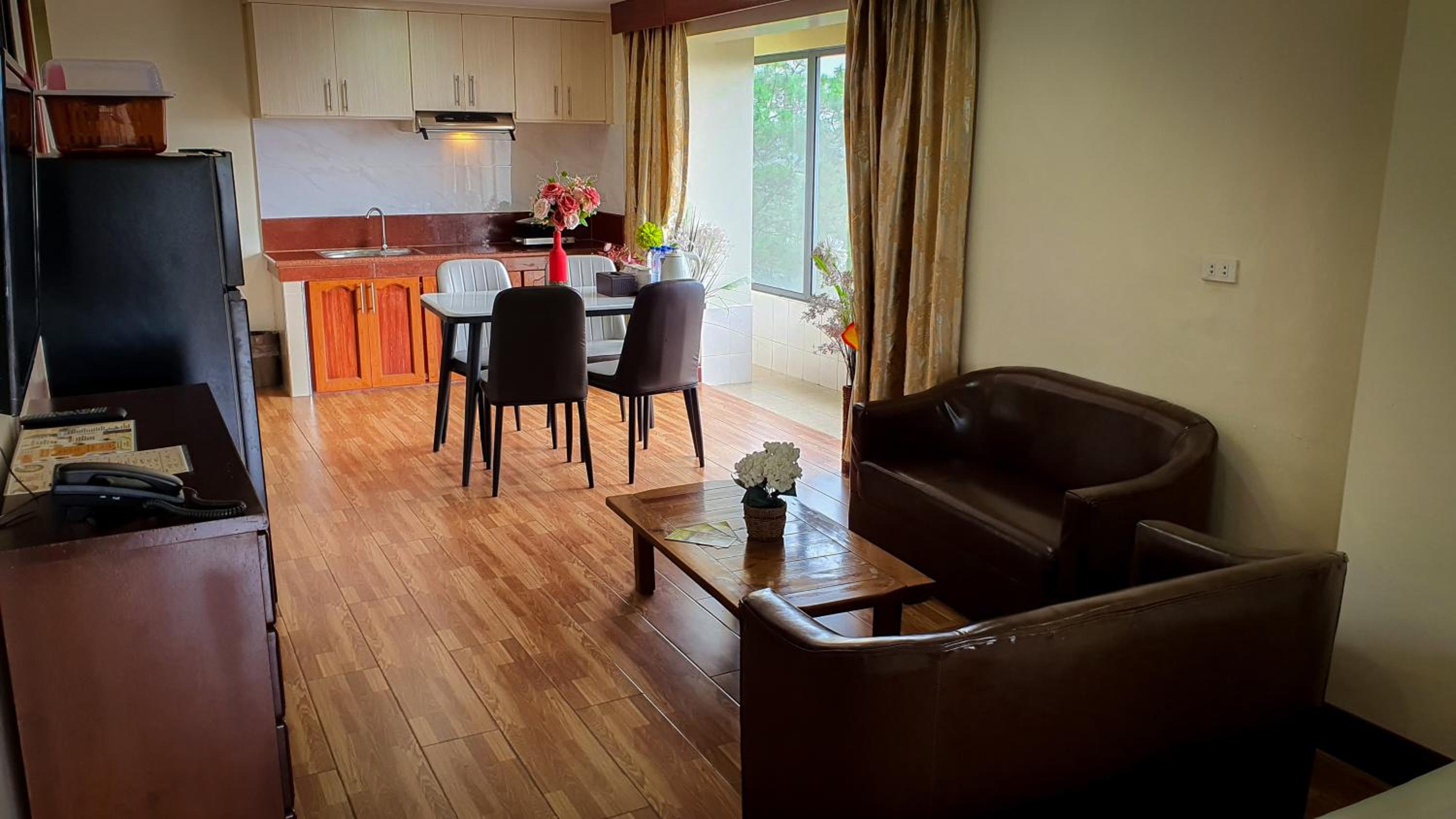 Deluxe Family Suite - Photo 12