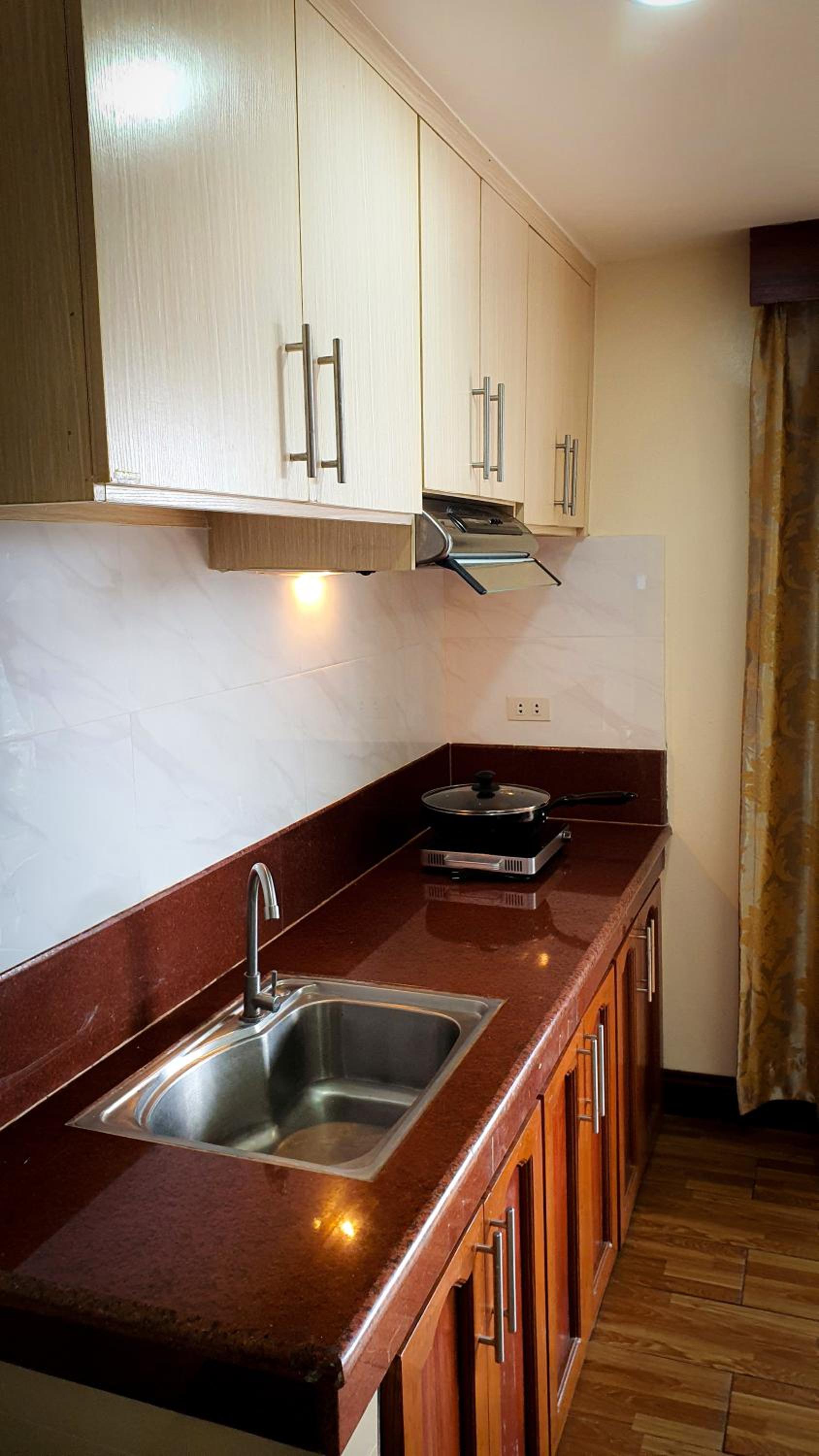 Deluxe Family Suite - Photo 11