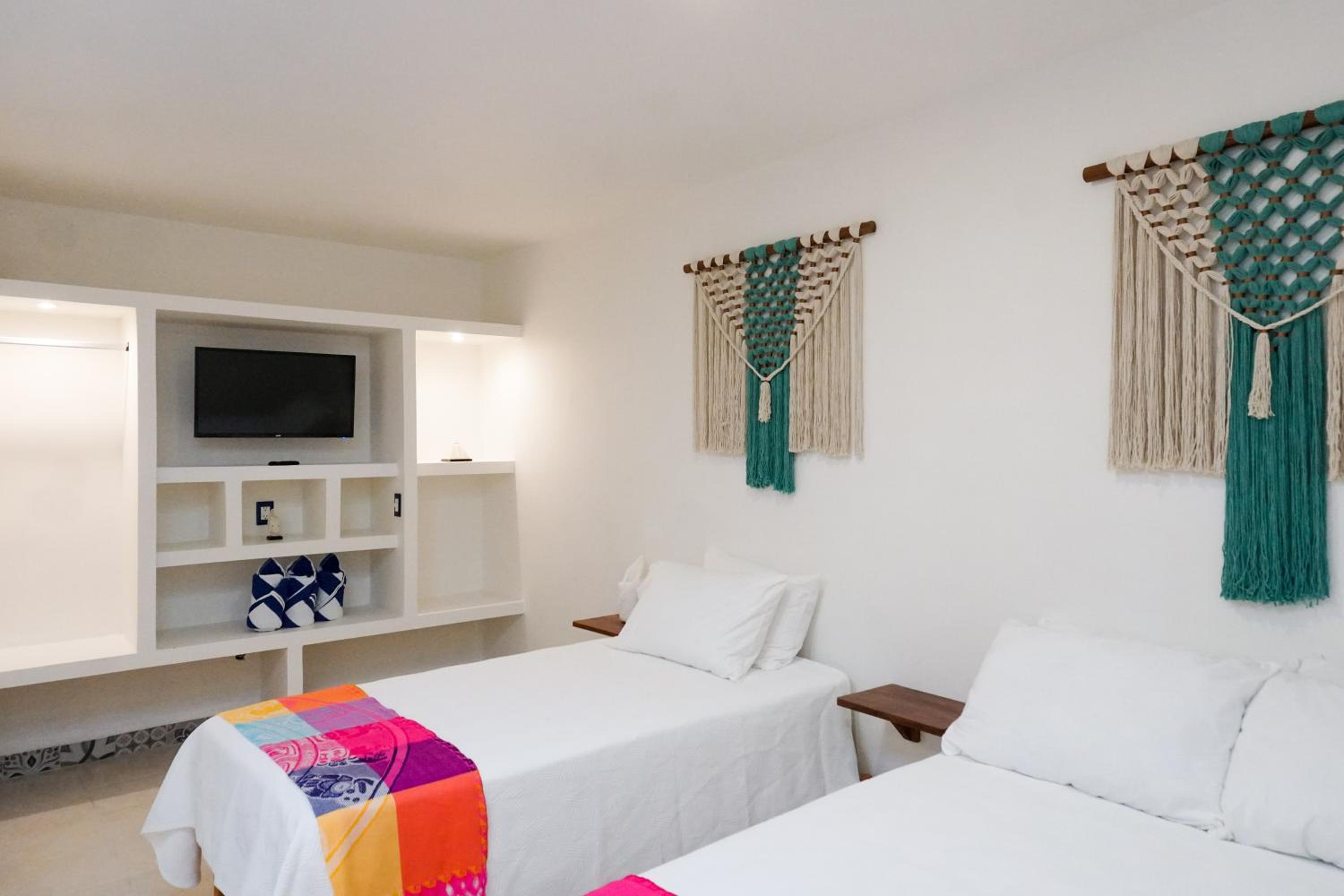 Twin Room - Photo 11