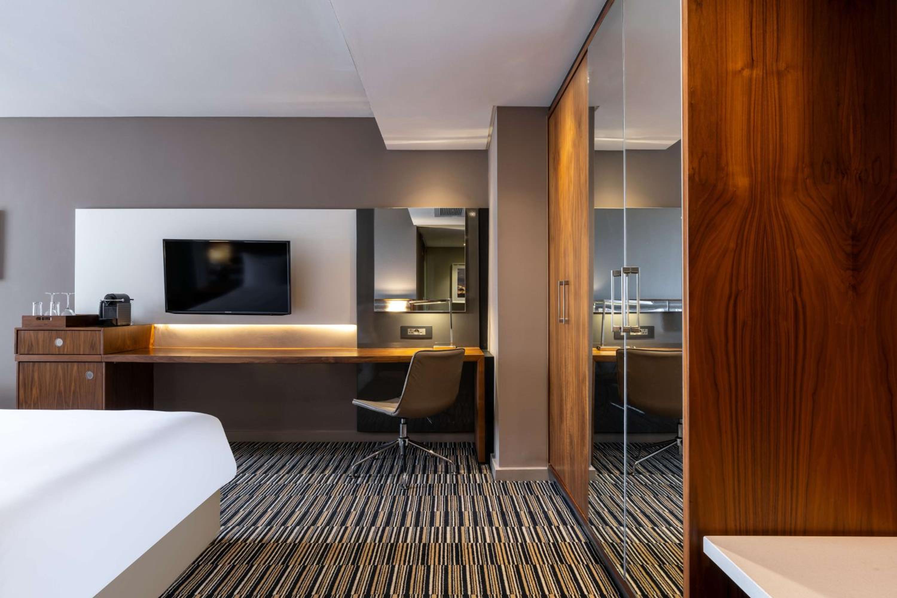 Superior Room with Partial Sea View photo 3