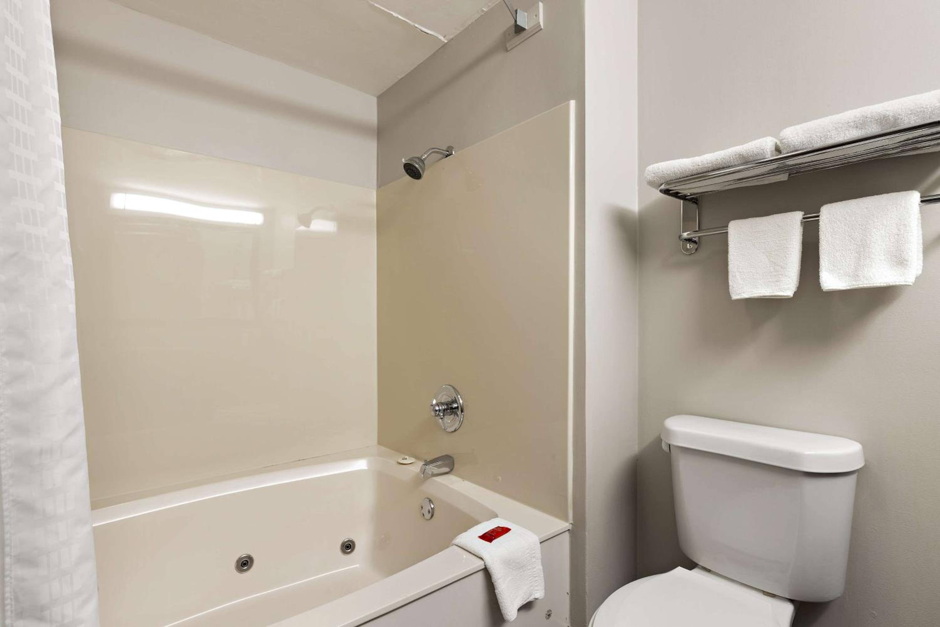 King Room with Jetted Tub - Non-Smoking - Photo 3