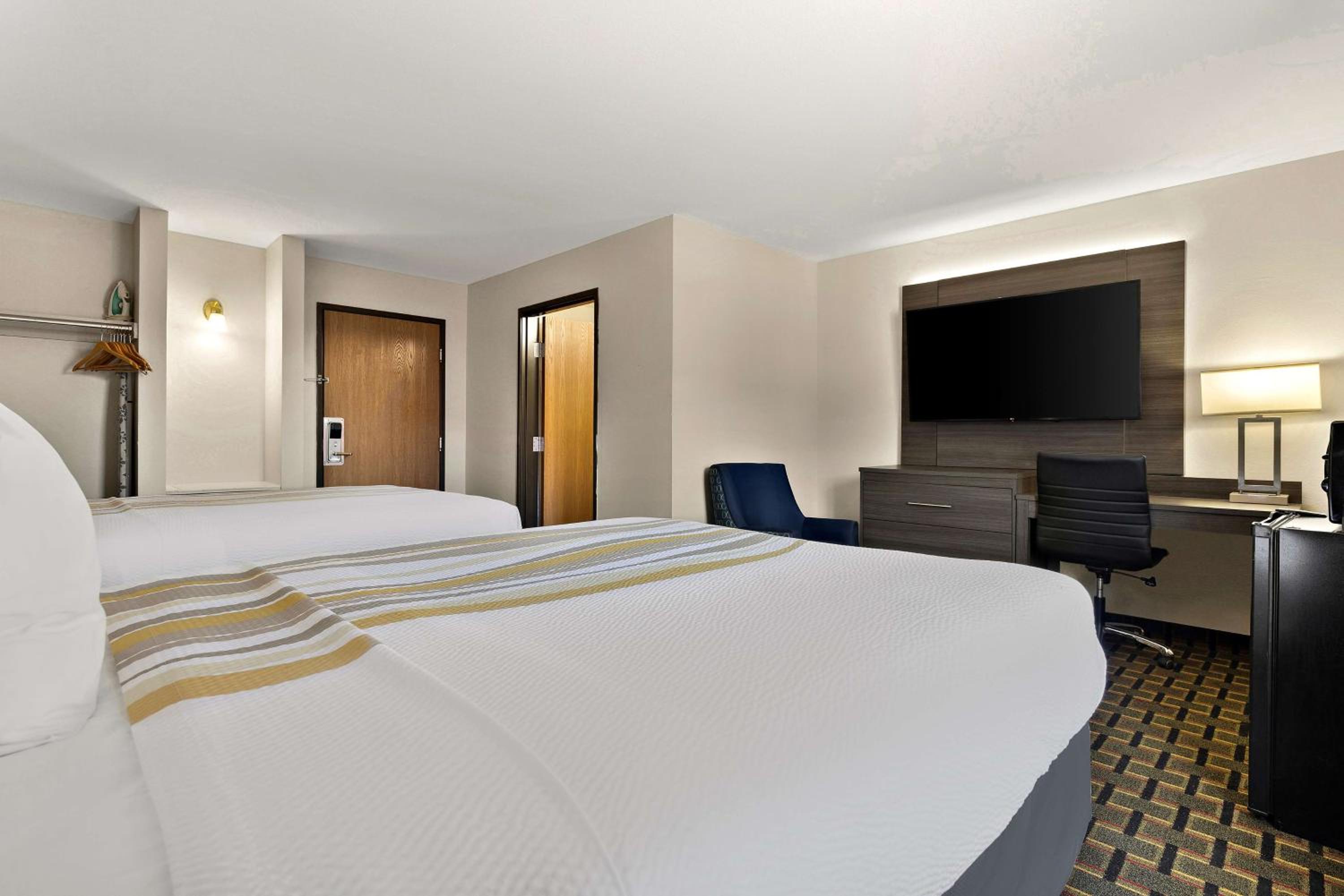 Queen Room with Two Queen Beds - Photo 4