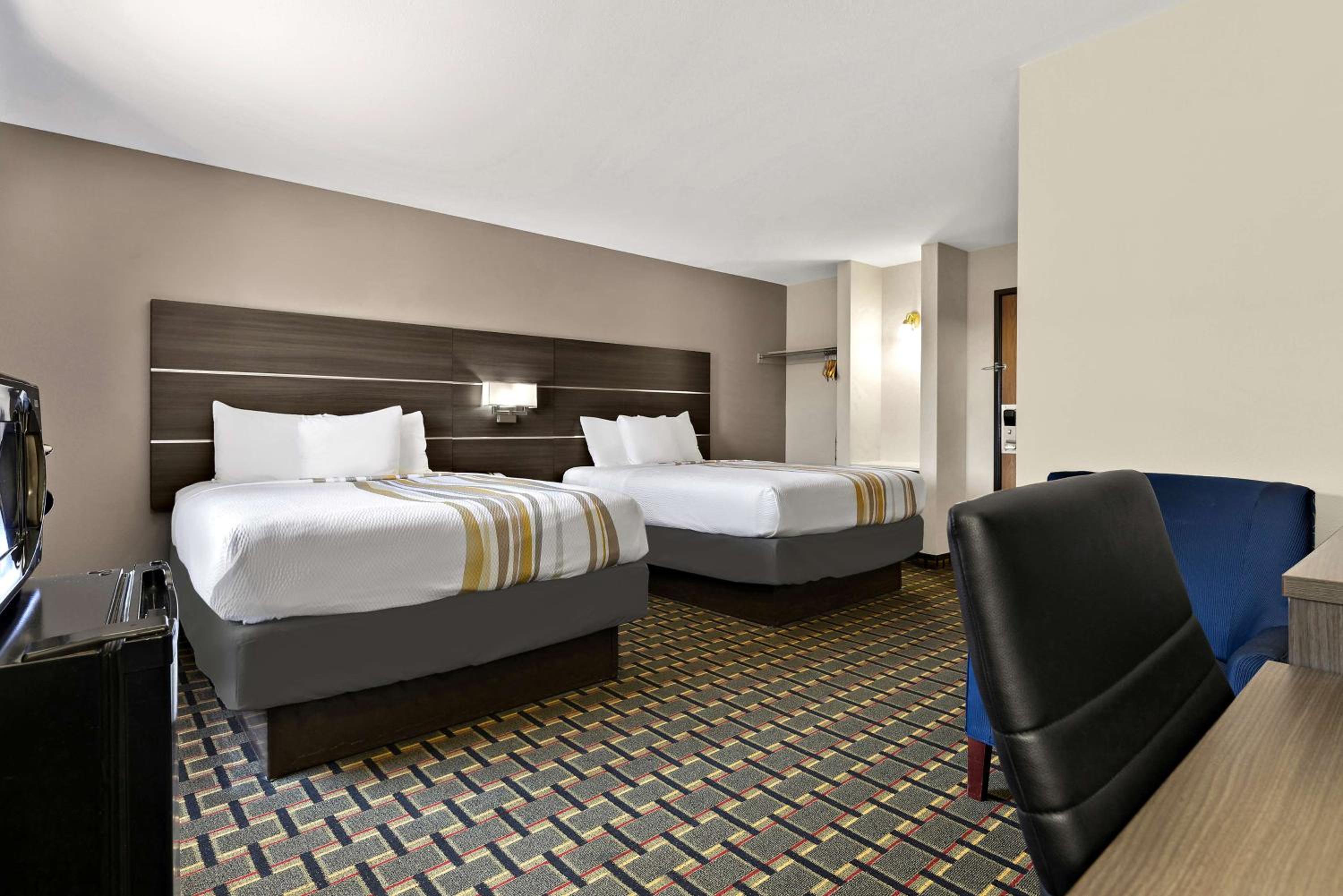 Queen Room with Two Queen Beds - Photo 3