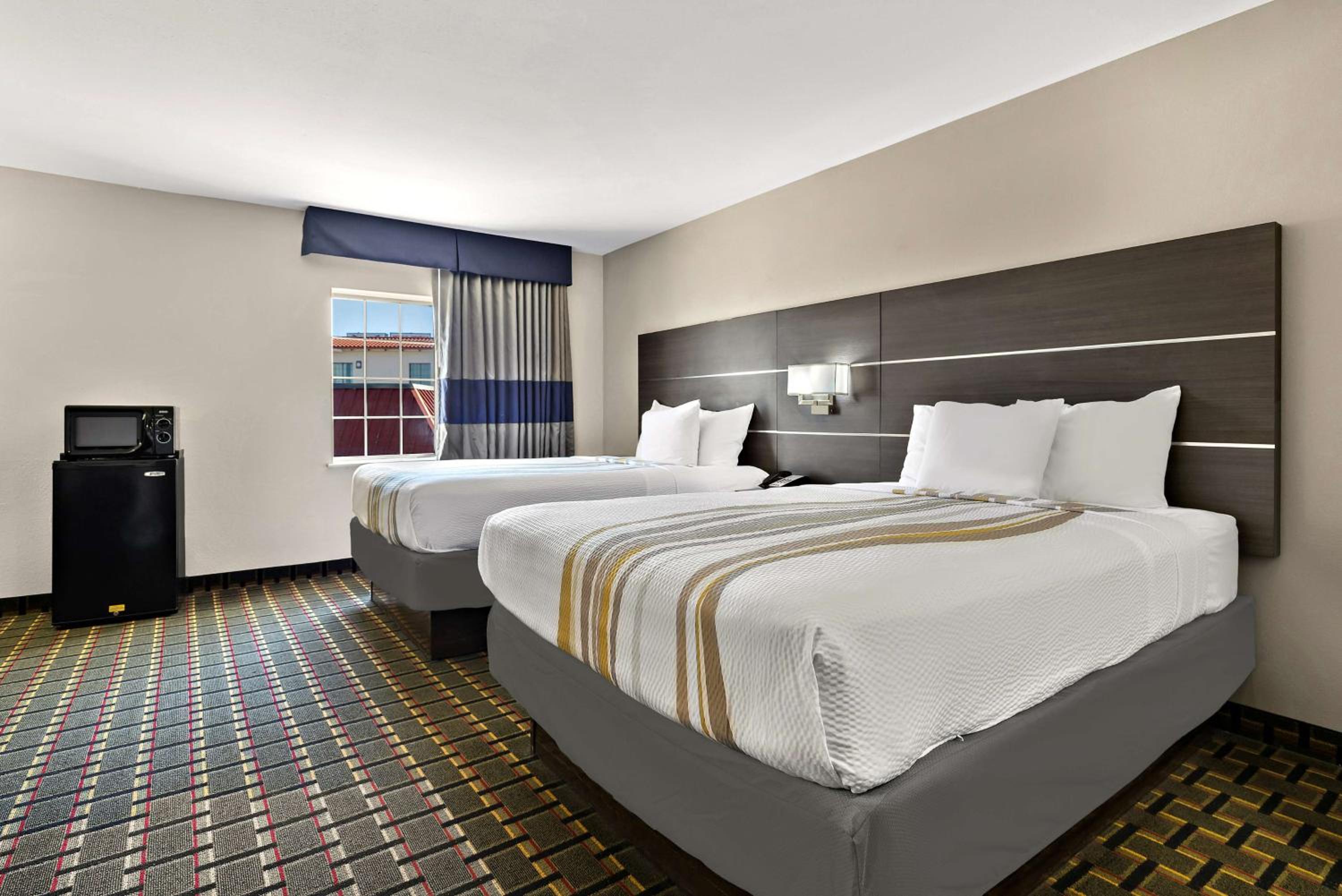 Queen Room with Two Queen Beds - Photo 8