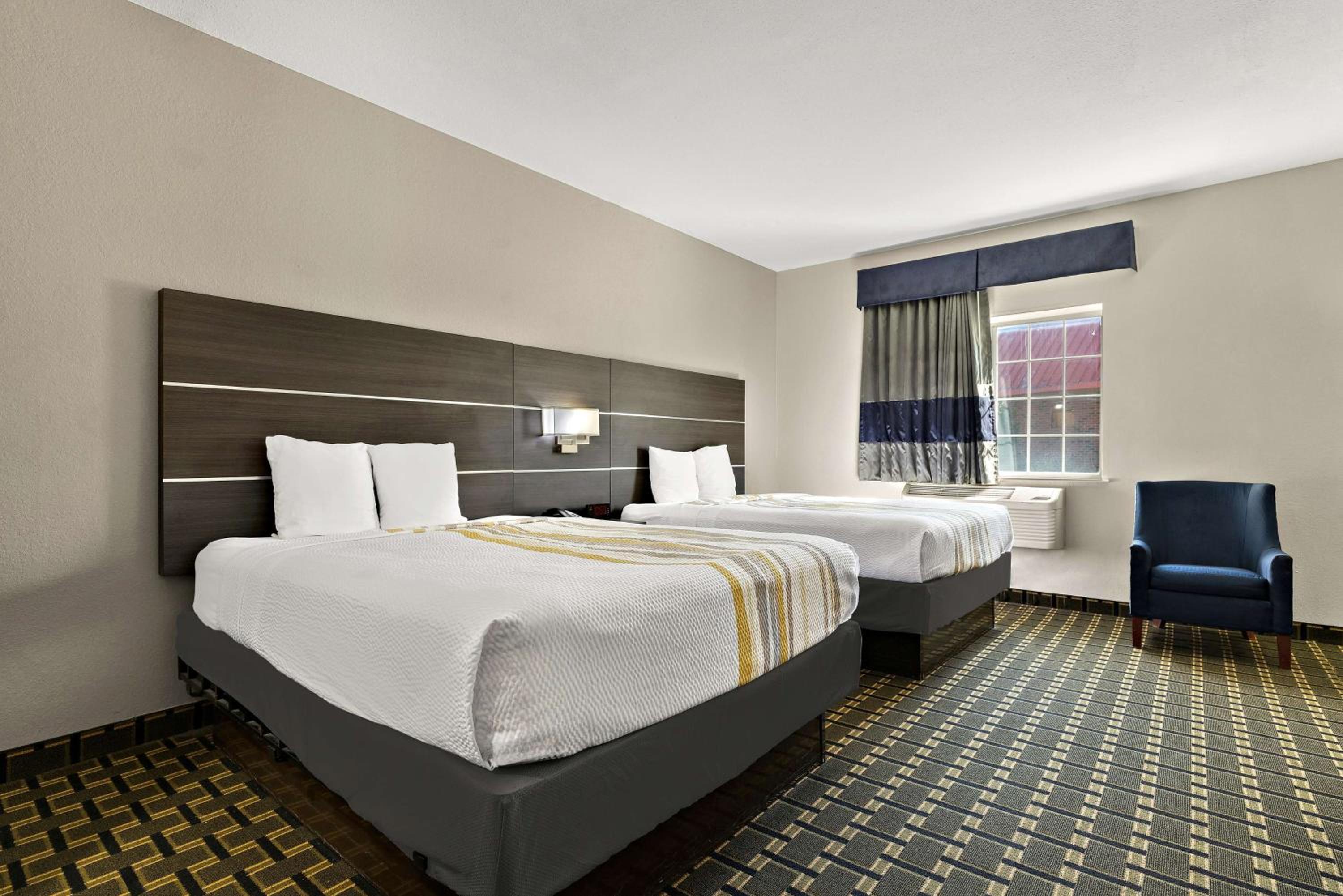 Queen Room with Two Queen Beds - Photo 5