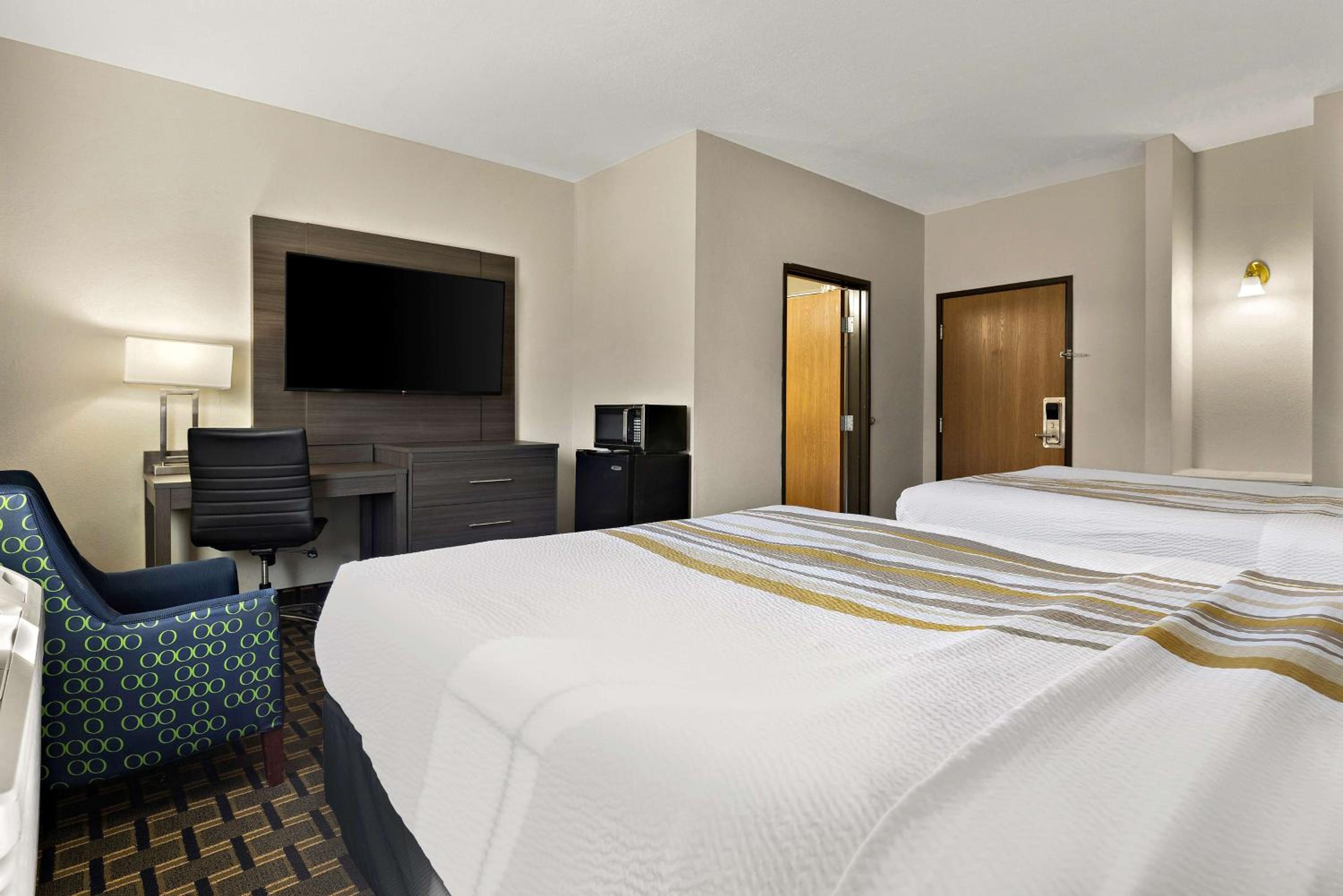 Queen Room with Two Queen Beds - Photo 6