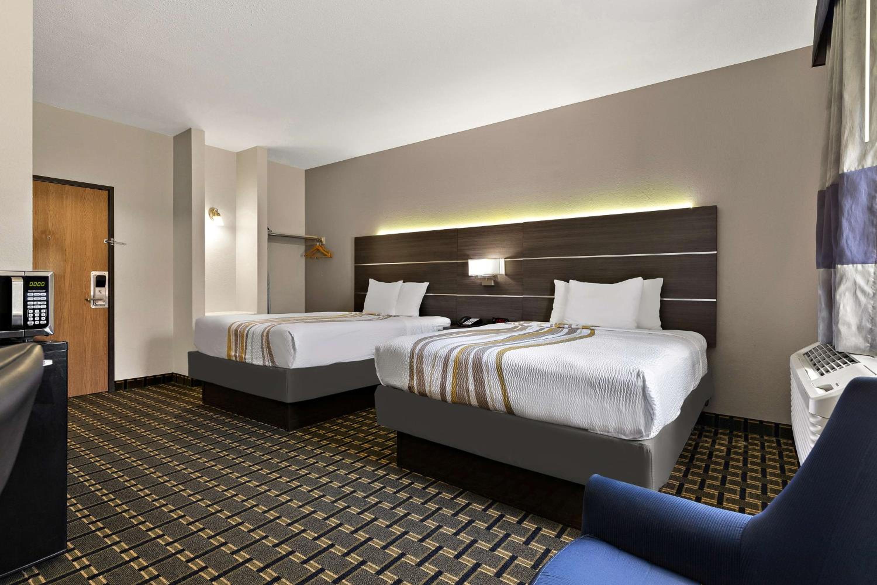 Queen Room with Two Queen Beds - Photo 11