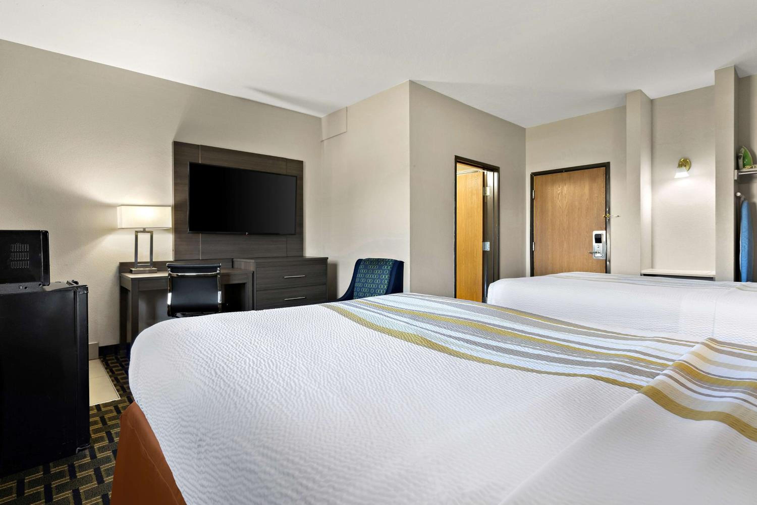 Queen Room with Two Queen Beds - Photo 2