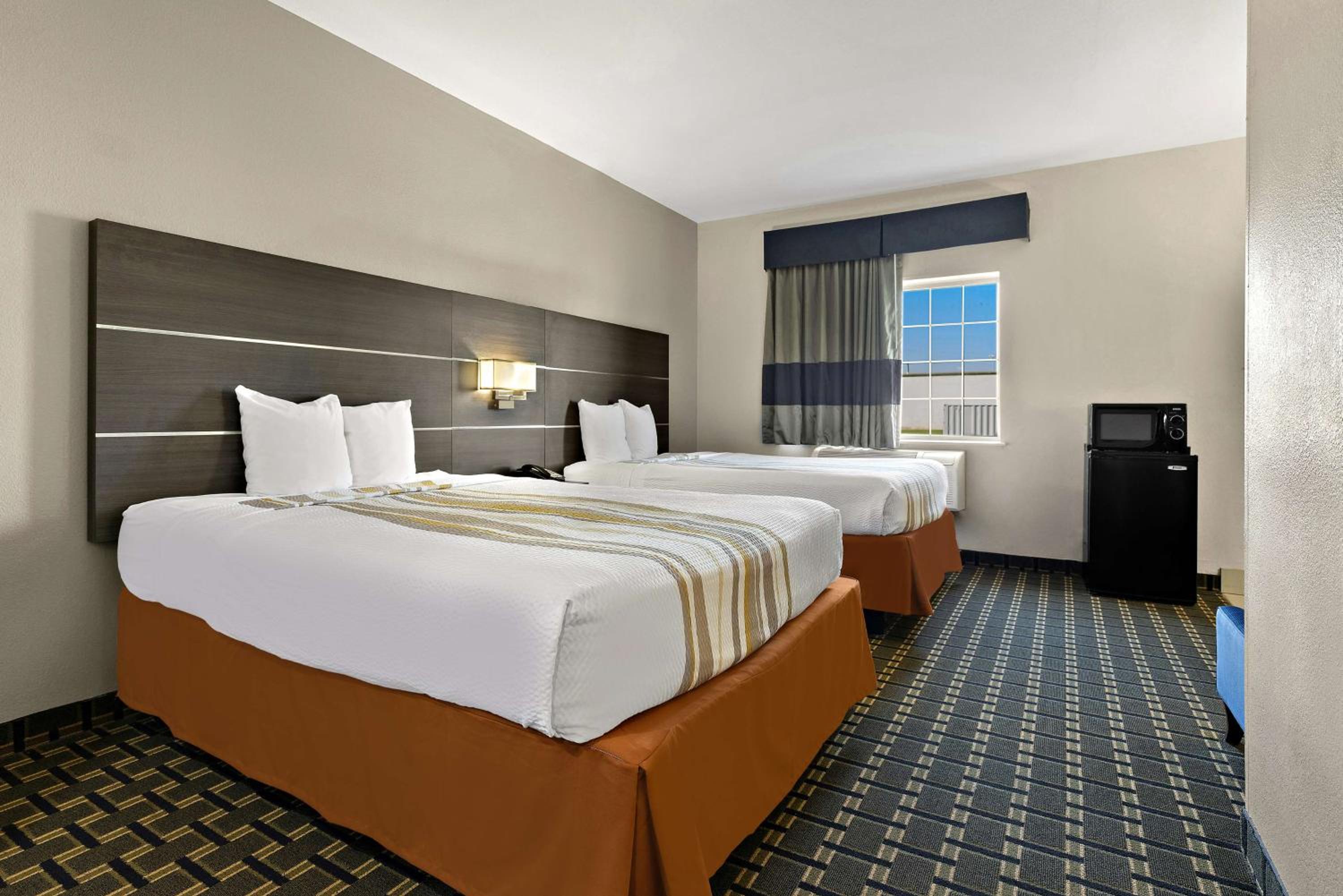 Queen Room with Two Queen Beds - Photo 7