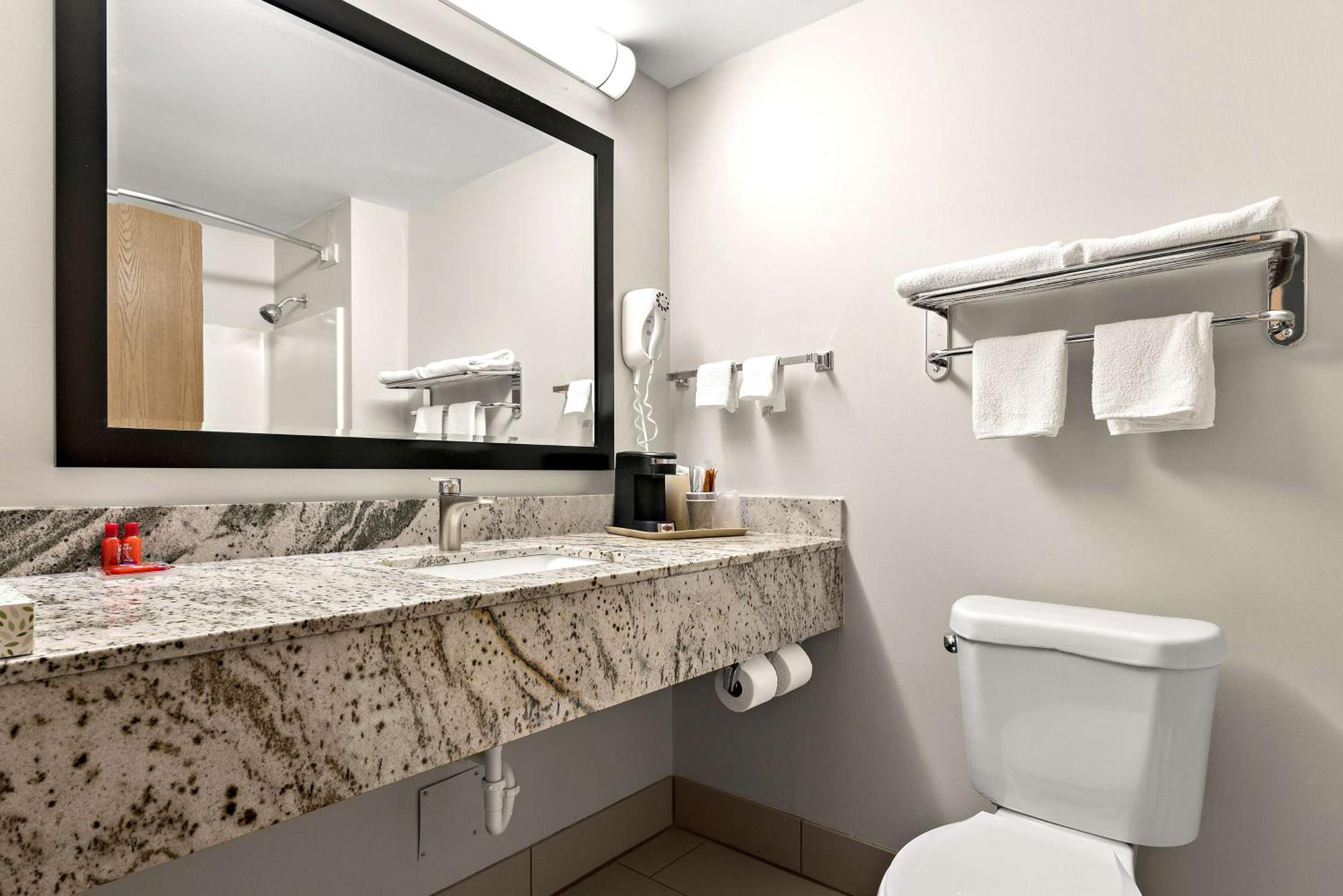 Queen Room with Bath Tub - Disability Access - Photo 4