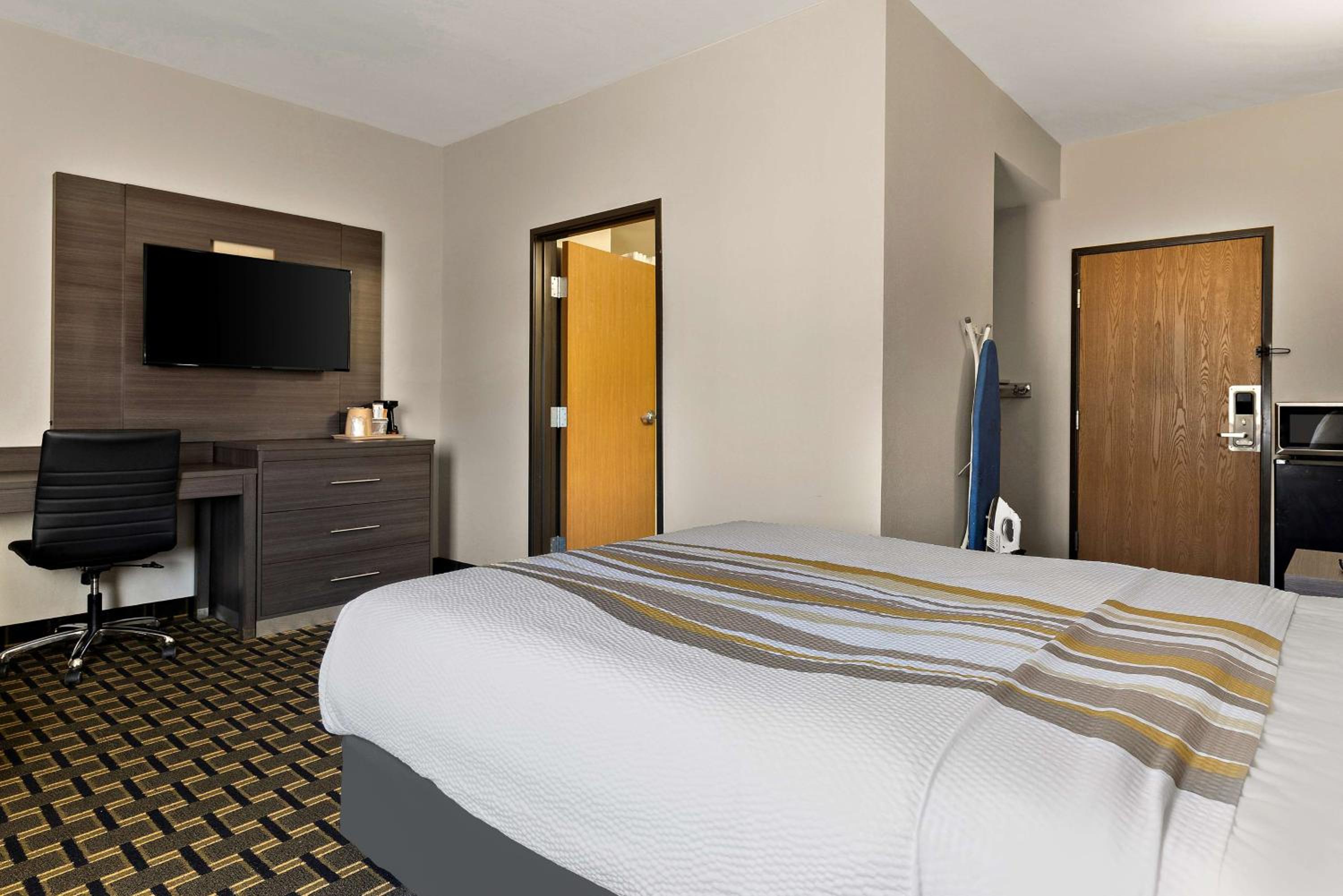 Queen Room with Bath Tub - Disability Access - Photo 2