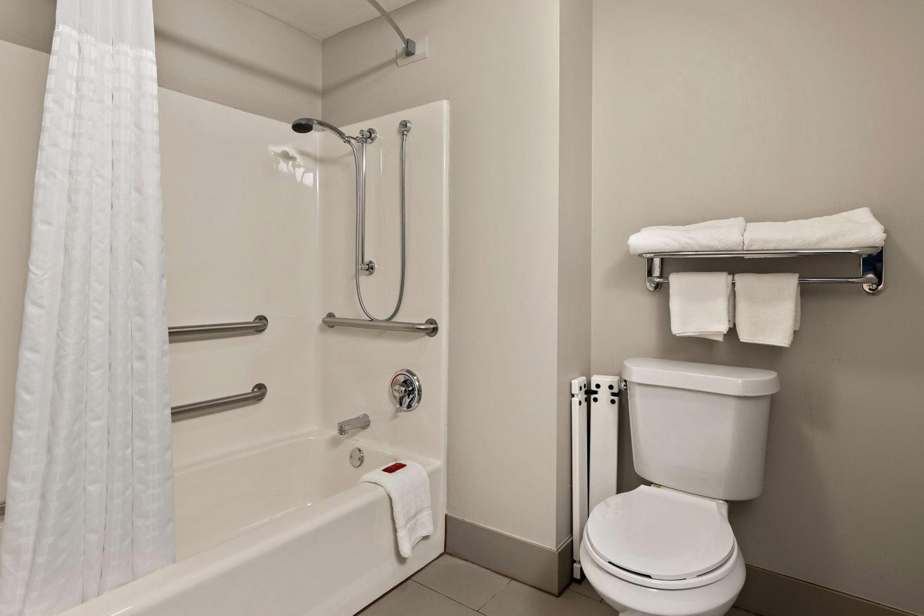 Queen Room with Bath Tub - Disability Access - Photo 5
