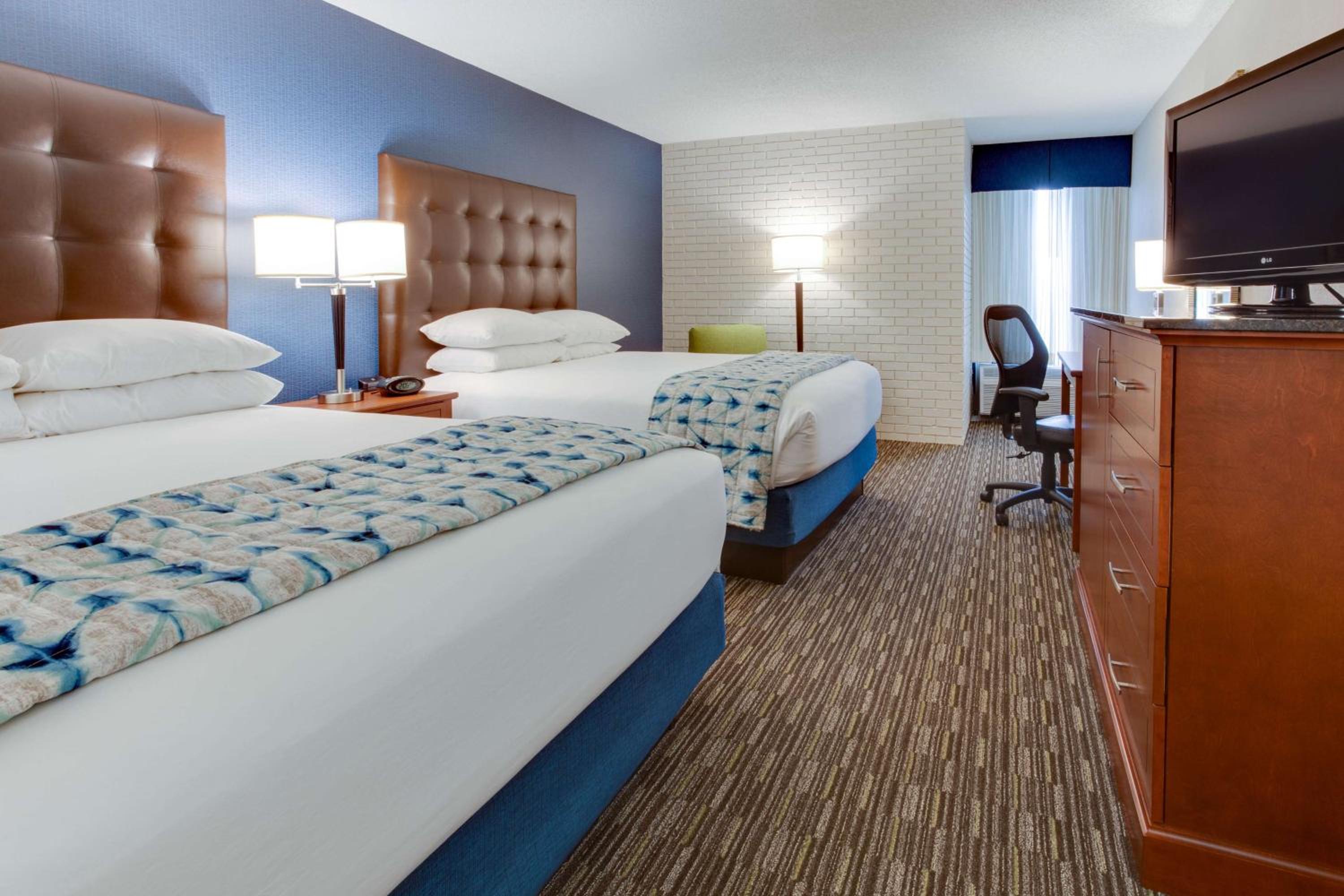 Superior Queen Room with Two Queen Beds - Accessible, Tub photo 1