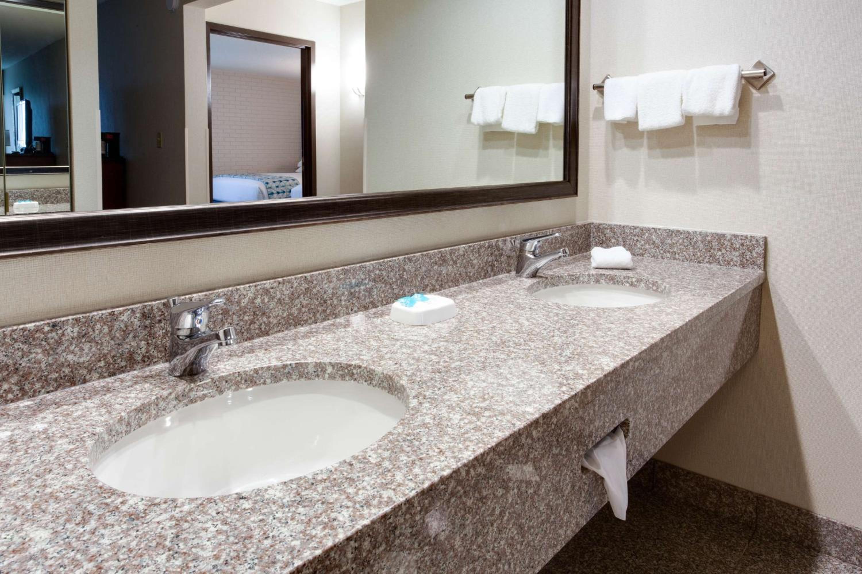 Superior King Suite photo 3
