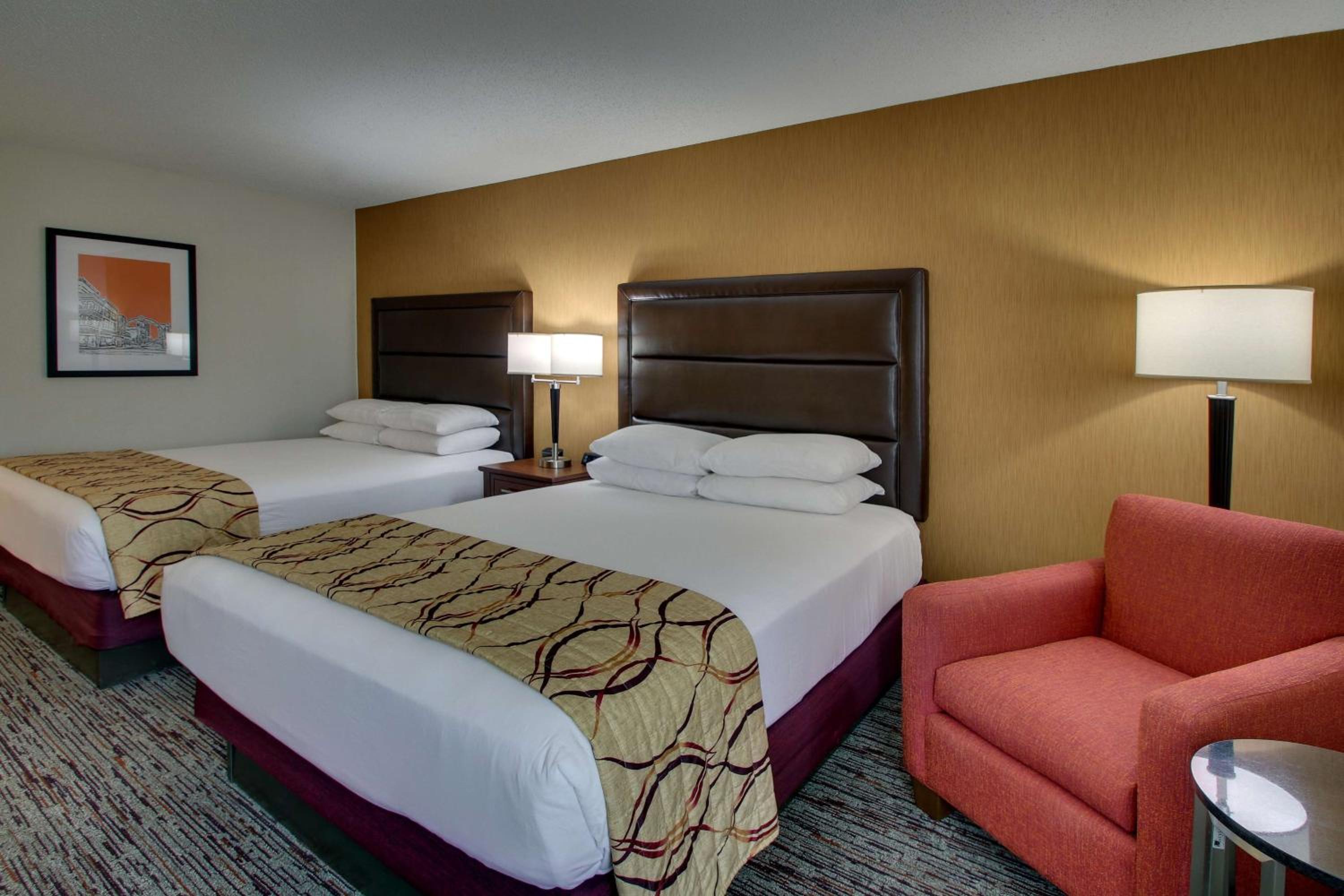 Deluxe Queen Room with Two Queen Beds - Photo 5