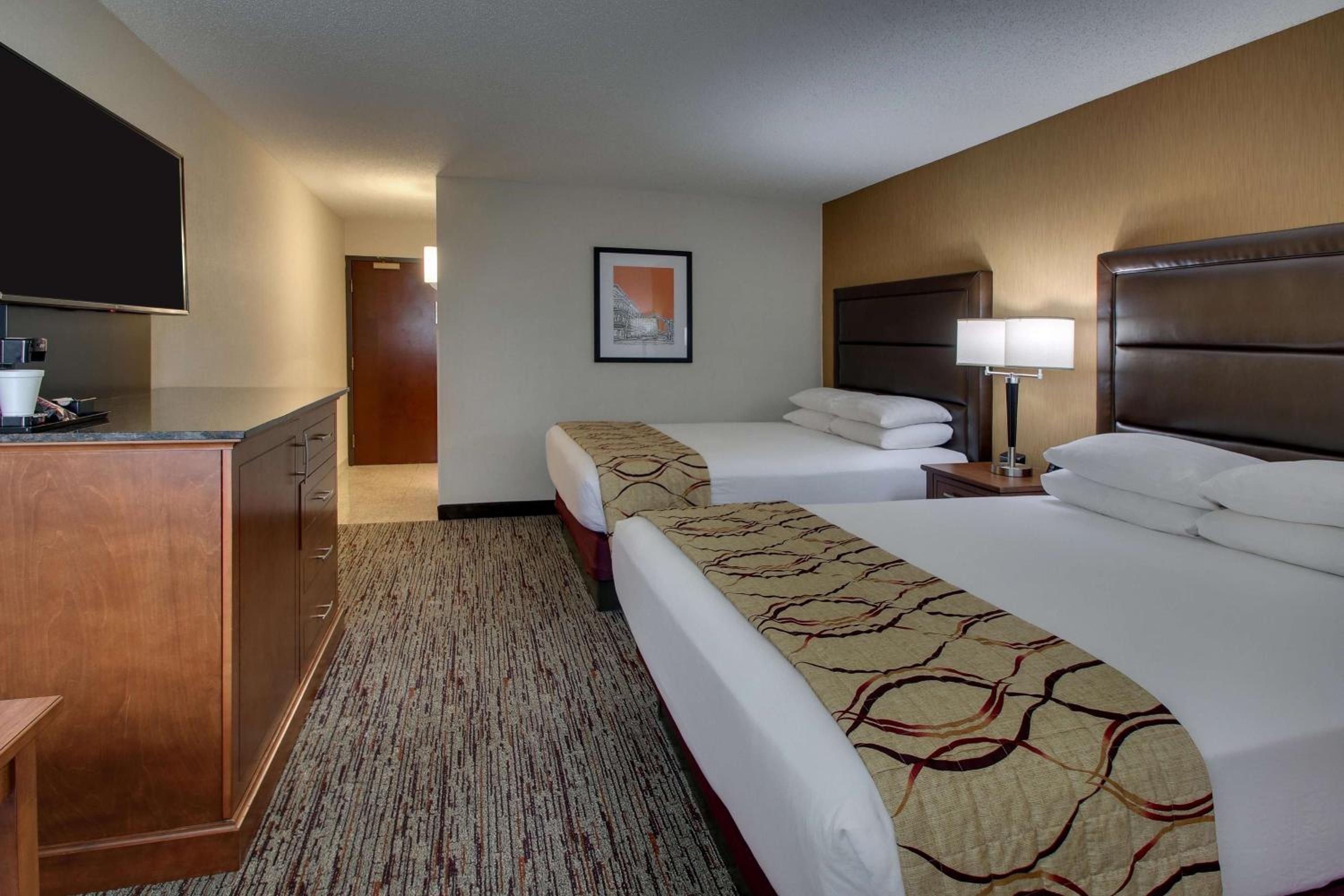 Deluxe Queen Room with Two Queen Beds - Photo 4